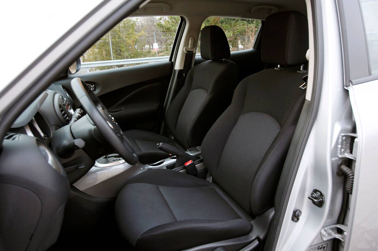 2011 Nissan Juke front seats