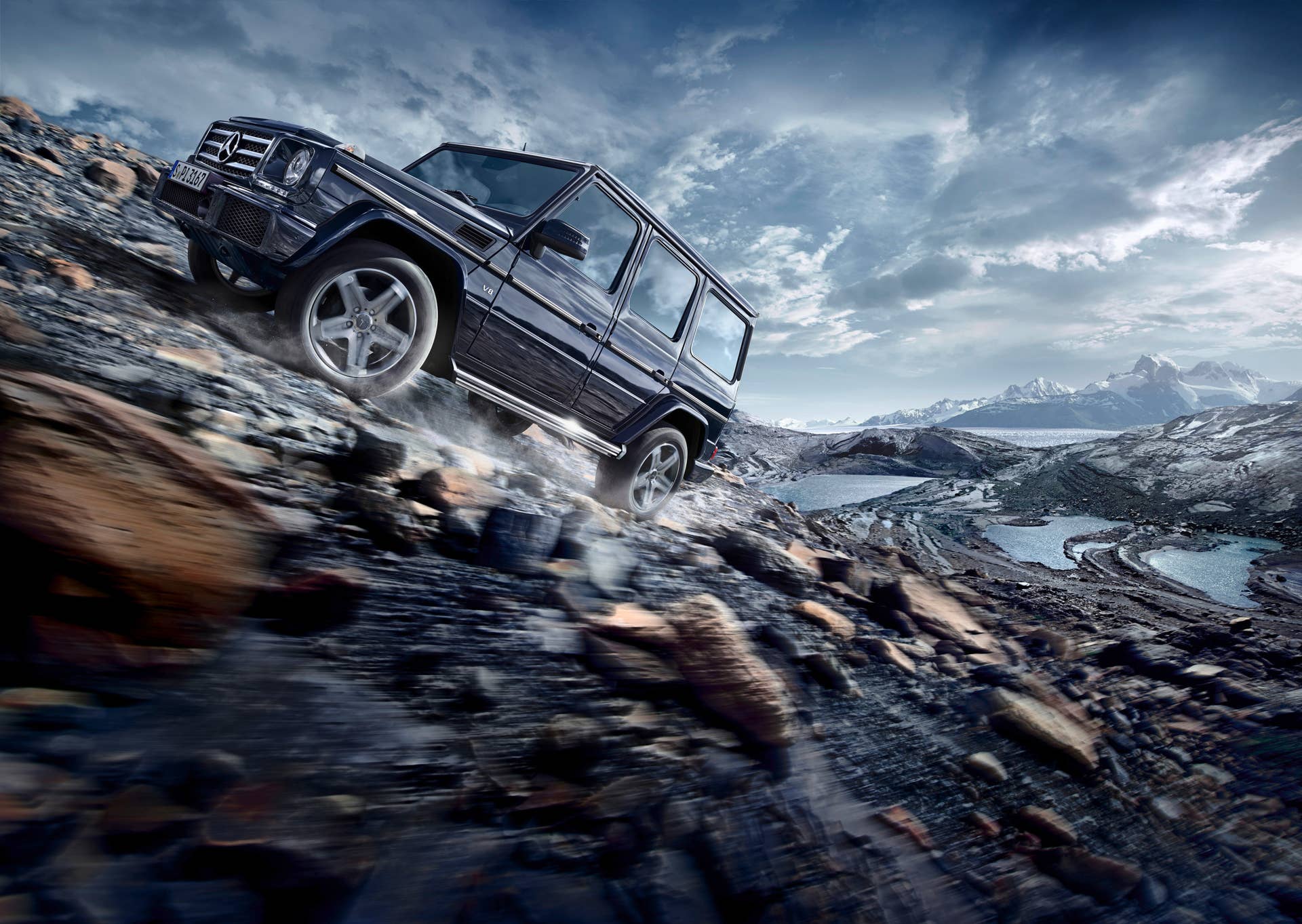 Mercedes G500 driving climbing