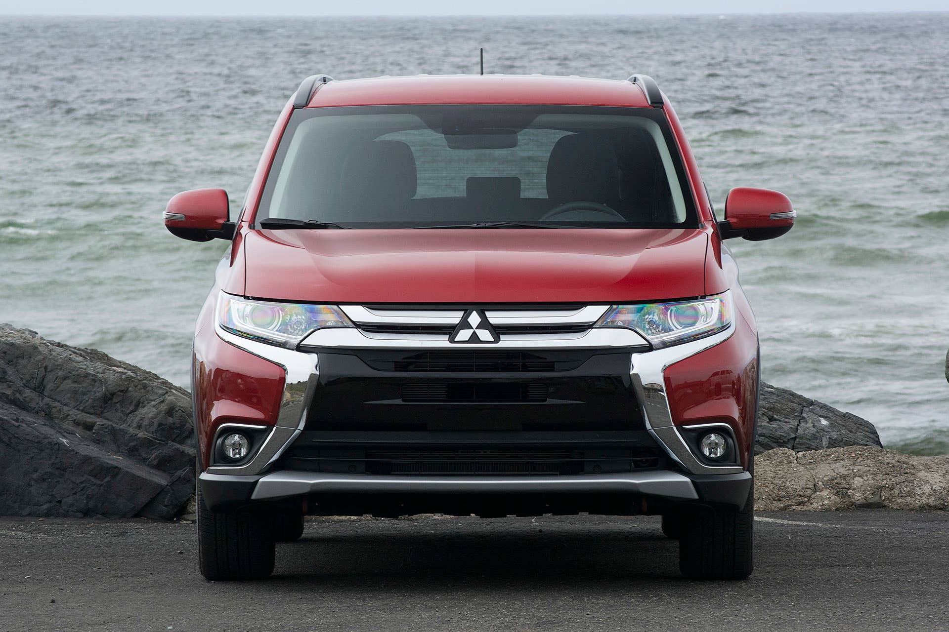 2016 Mitsubishi Outlander front view