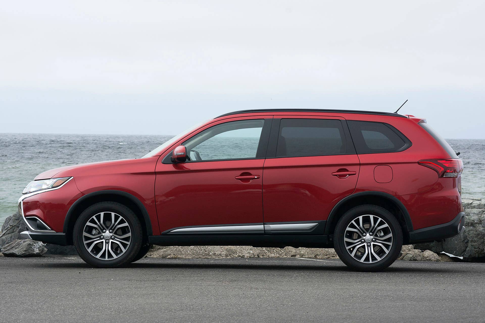 2016 Mitsubishi Outlander side view