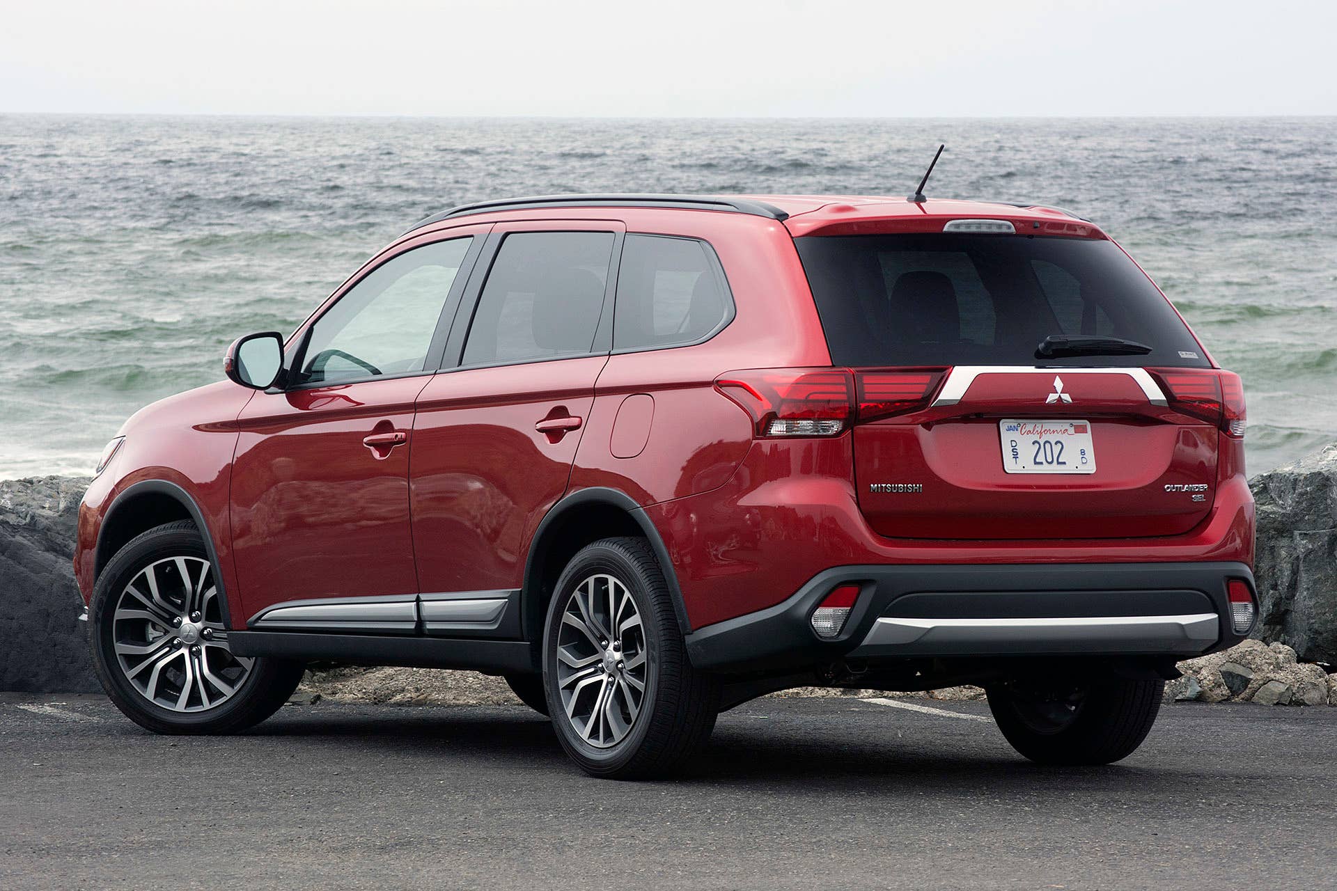 2016 Mitsubishi Outlander rear 3/4 view
