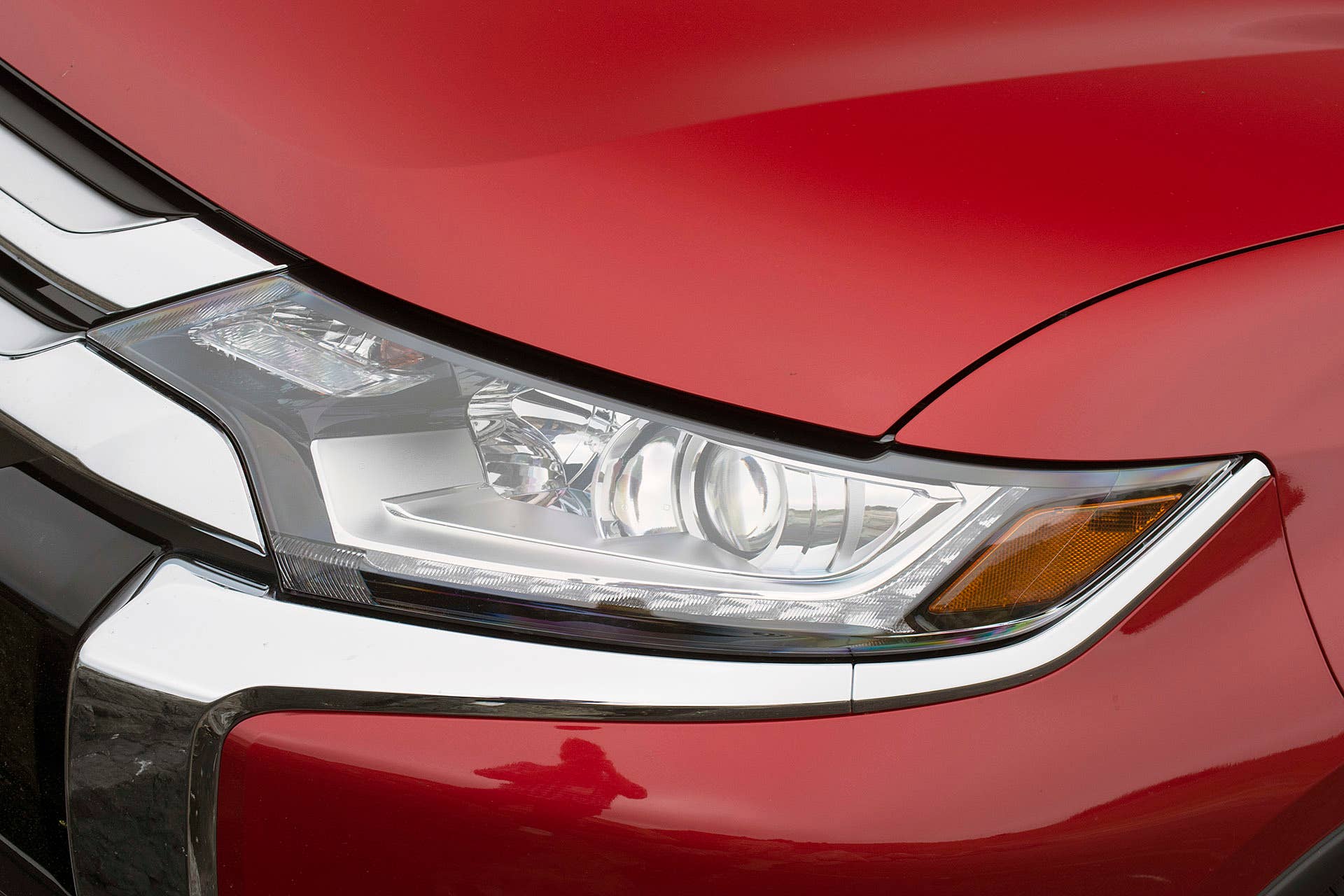 2016 Mitsubishi Outlander headlight