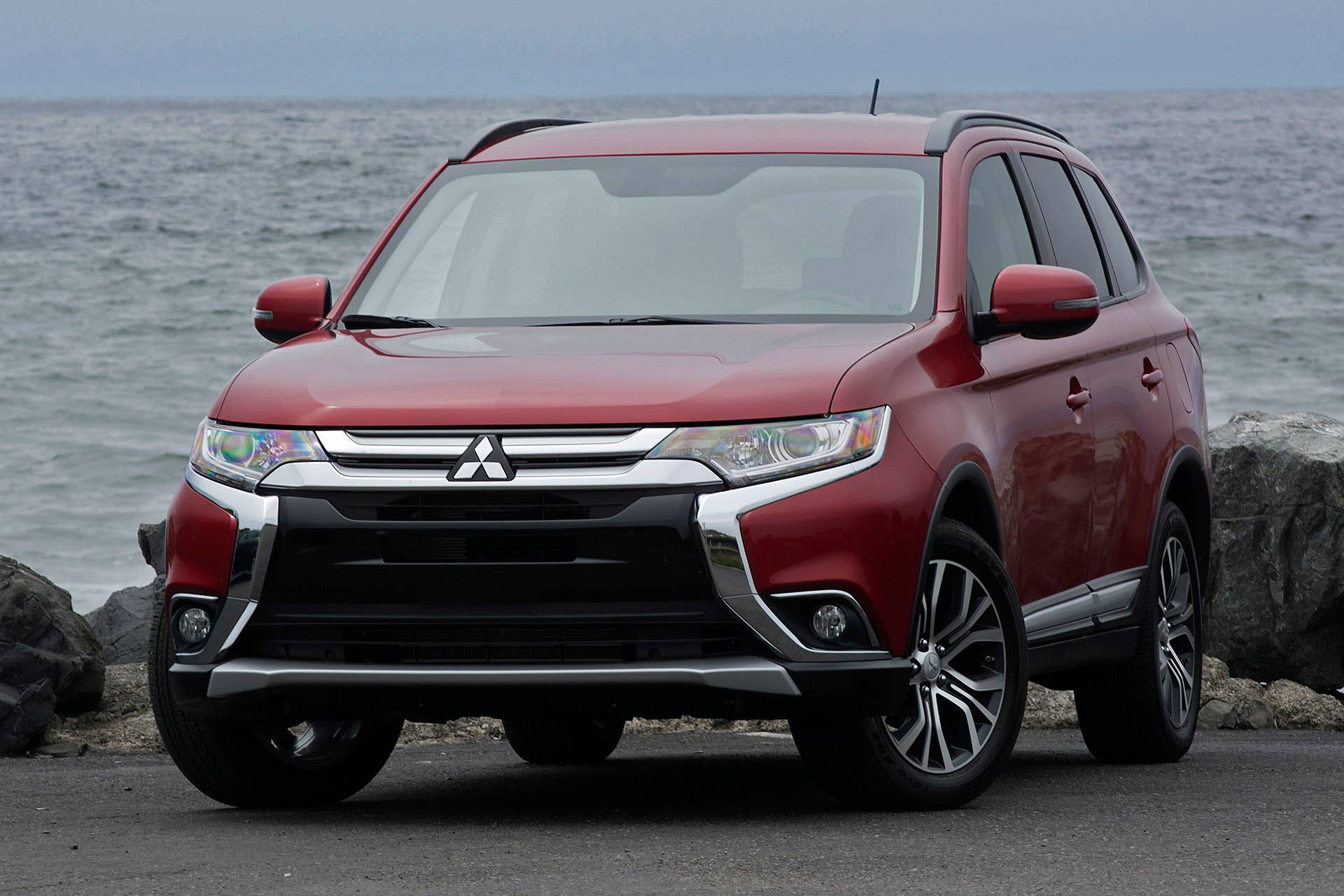 2016 Mitsubishi Outlander front 3/4 view