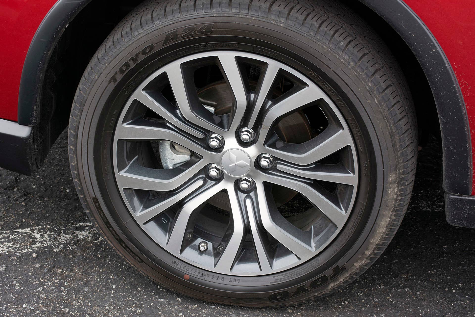 2016 Mitsubishi Outlander wheel