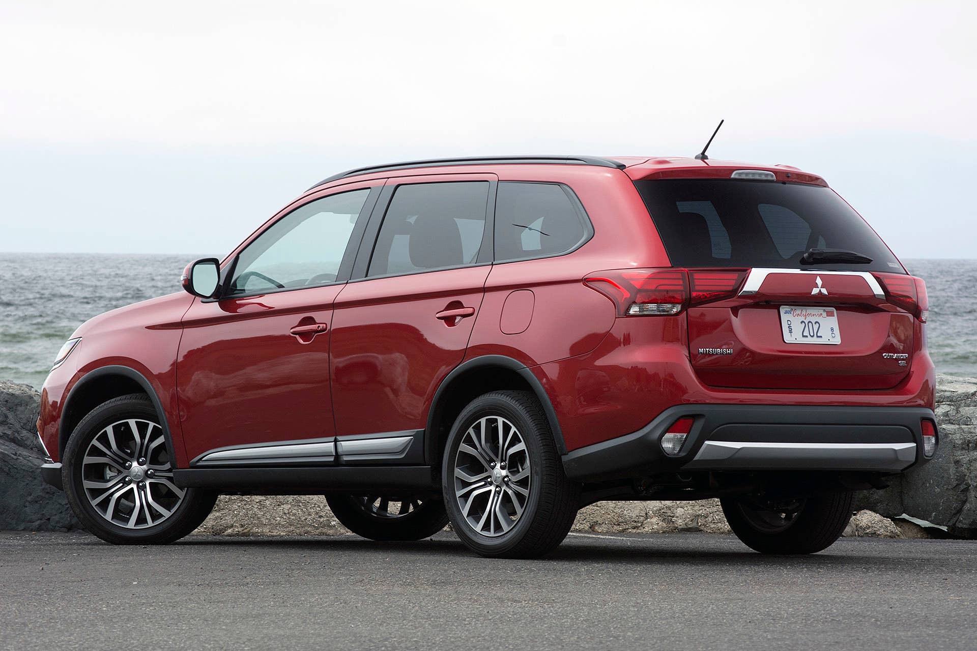 2016 Mitsubishi Outlander rear 3/4 view