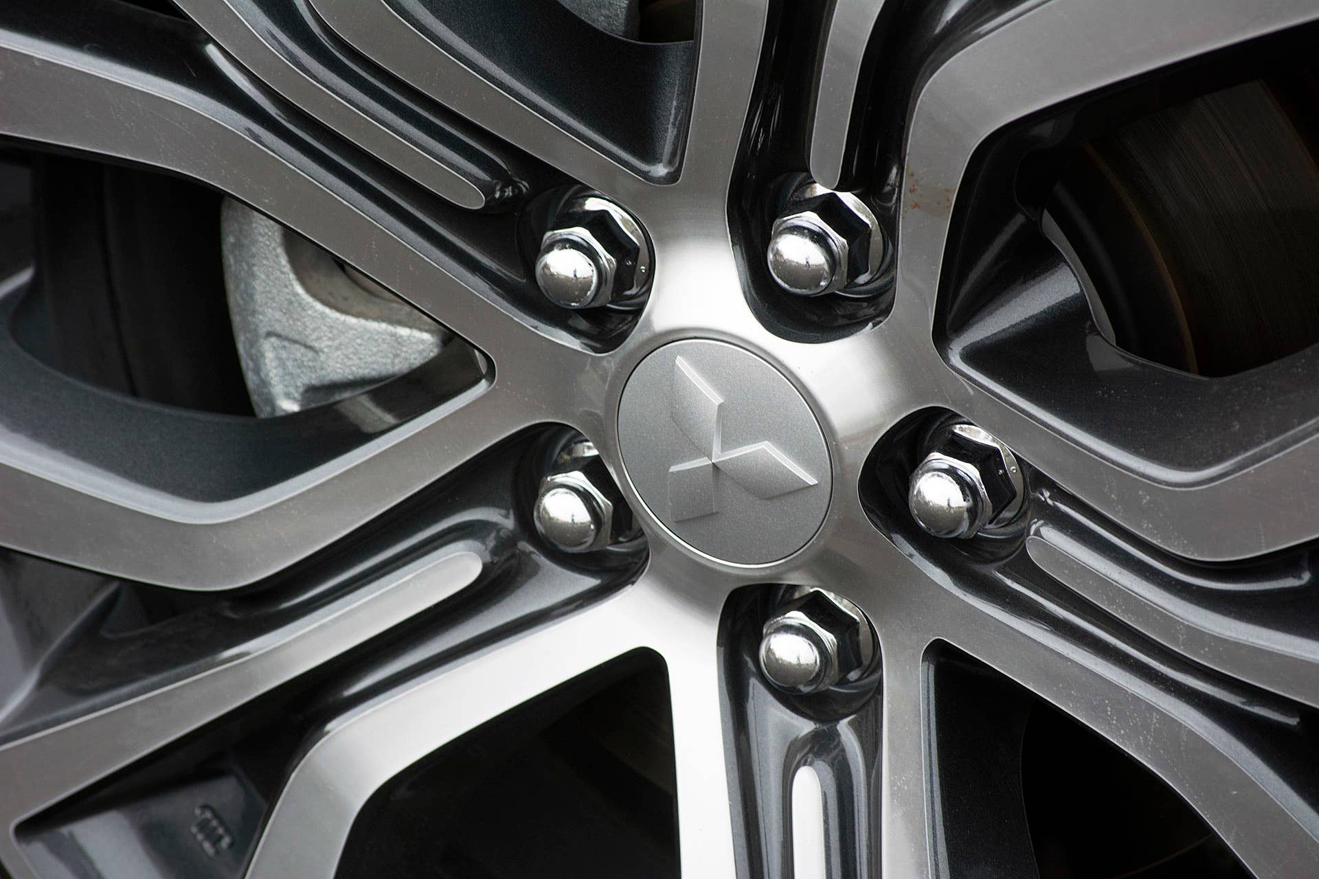 2016 Mitsubishi Outlander wheel detail