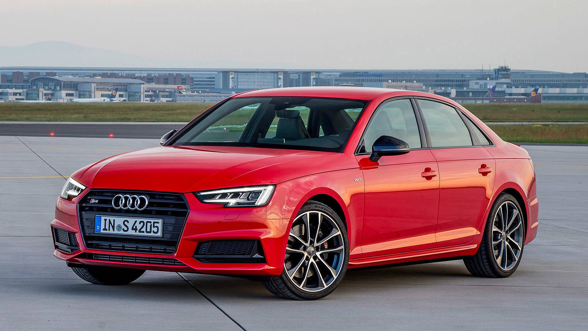 2017 Audi S4 front 3/4 view