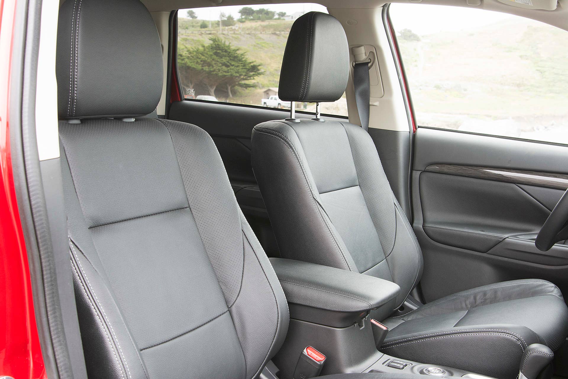 2016 Mitsubishi Outlander front seats