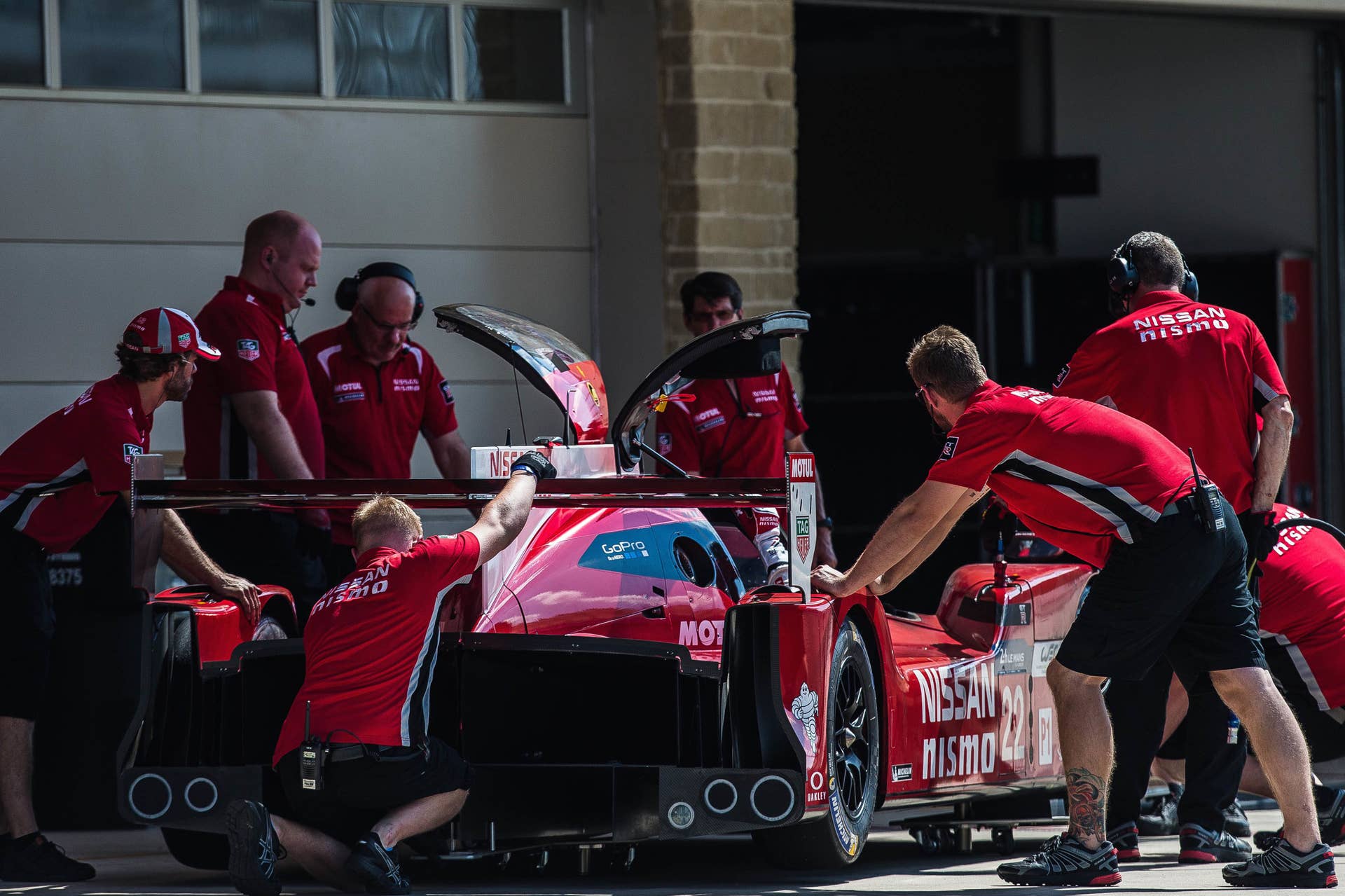 Nissan GT-R LM Nismo pit garage rear 3/4