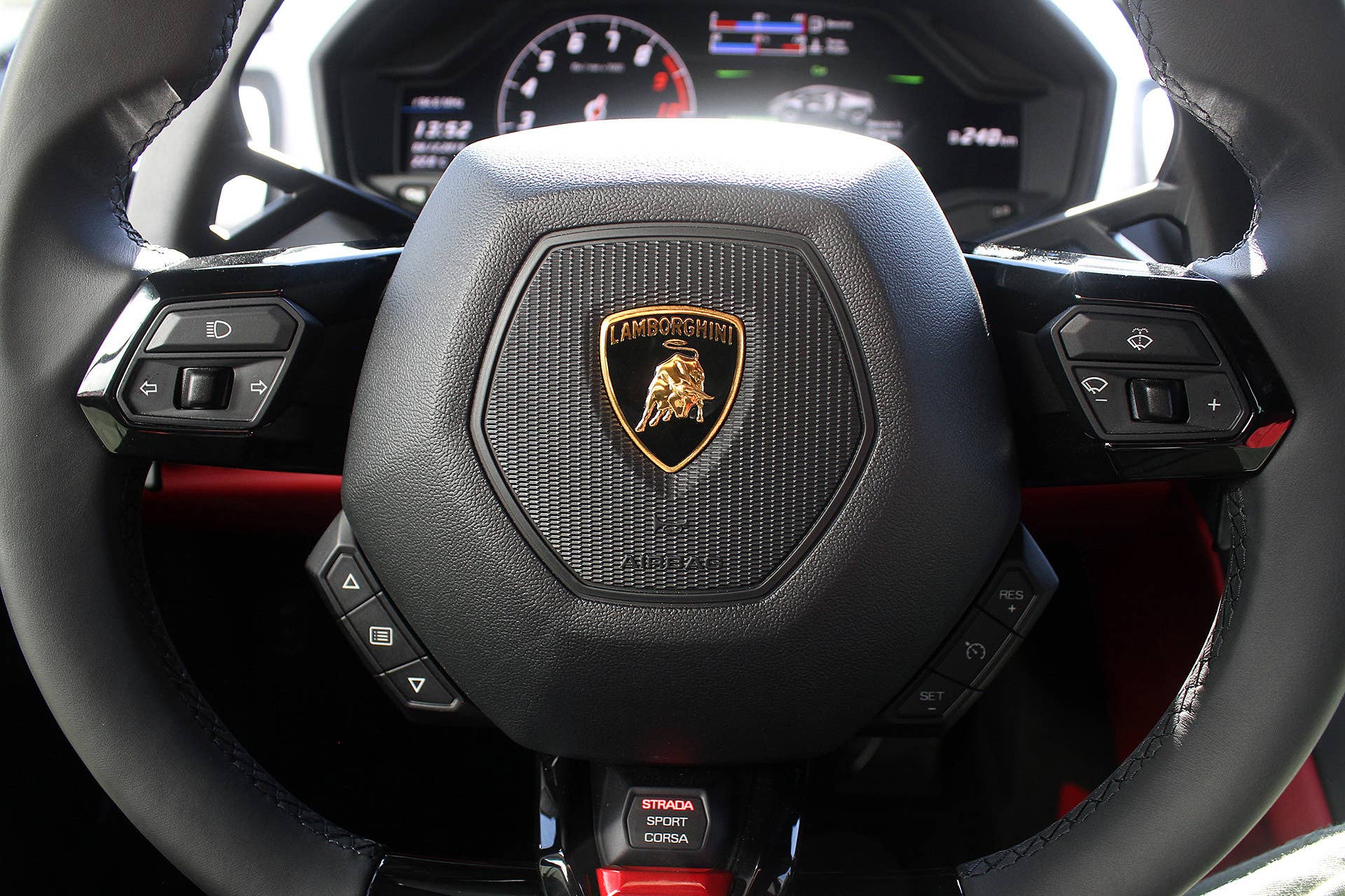 2016 Lamborghini Huracan LP 580-2 steering wheel