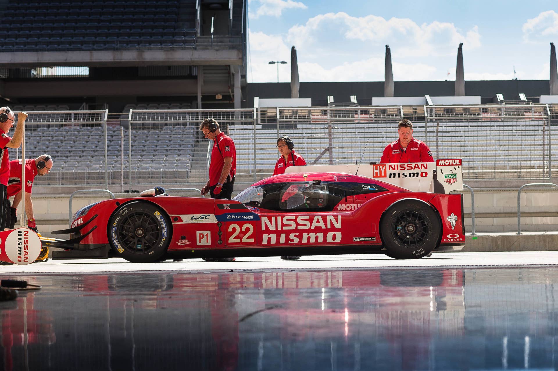 Nissan GT-R LM Nismo pit garage