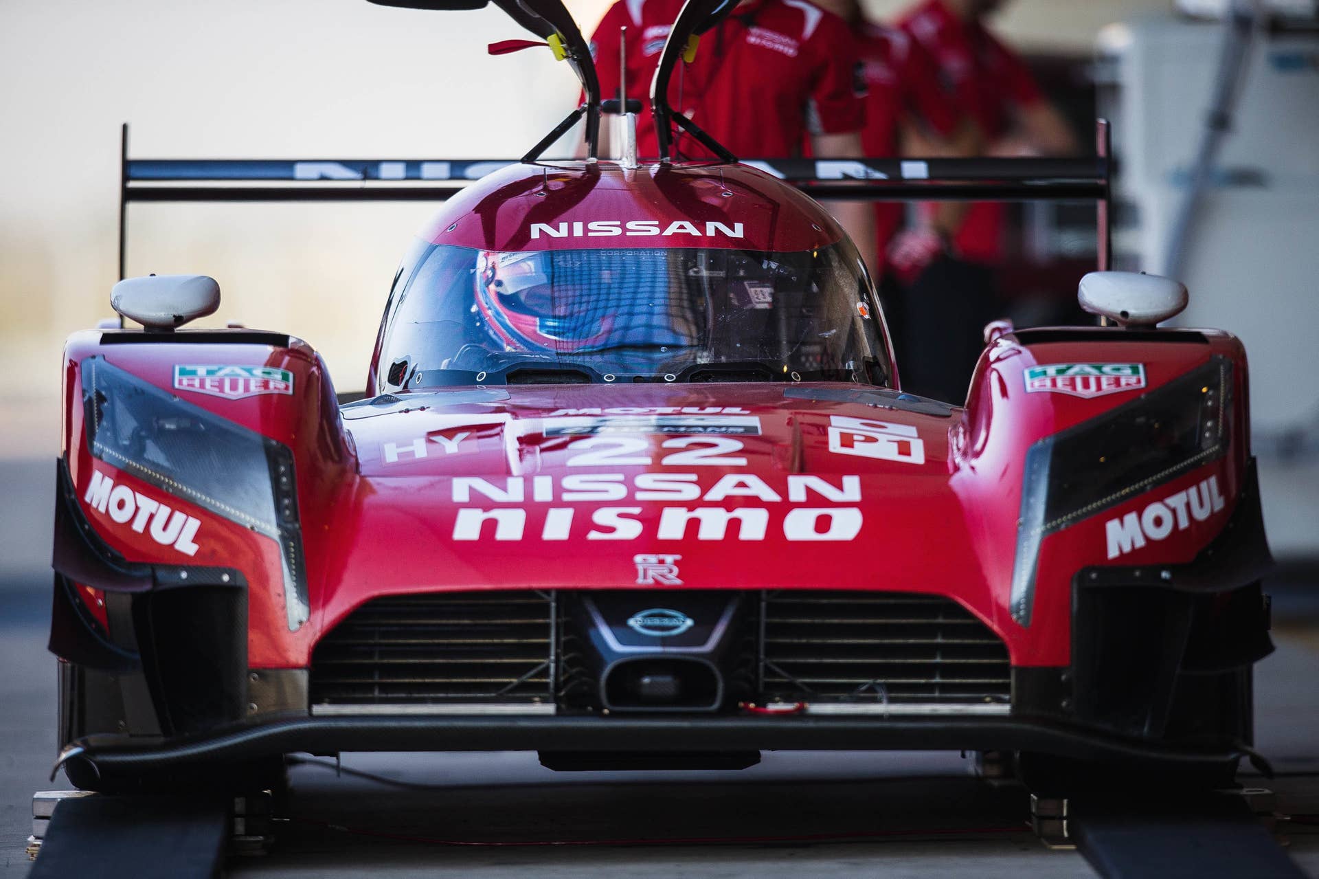 Nissan GT-R LM Nismo pit lane