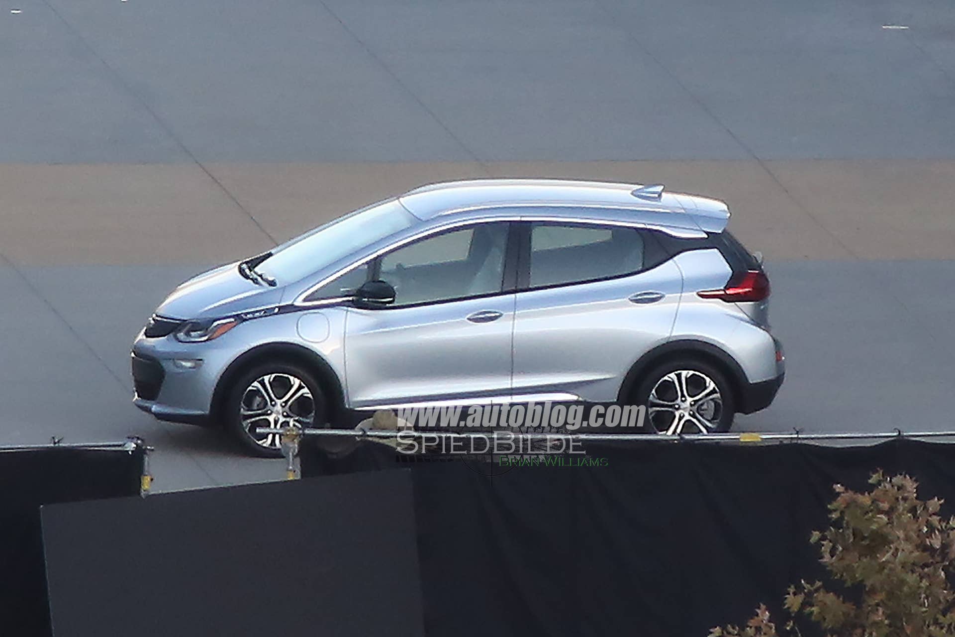 Here's the Chevy Bolt totally uncovered