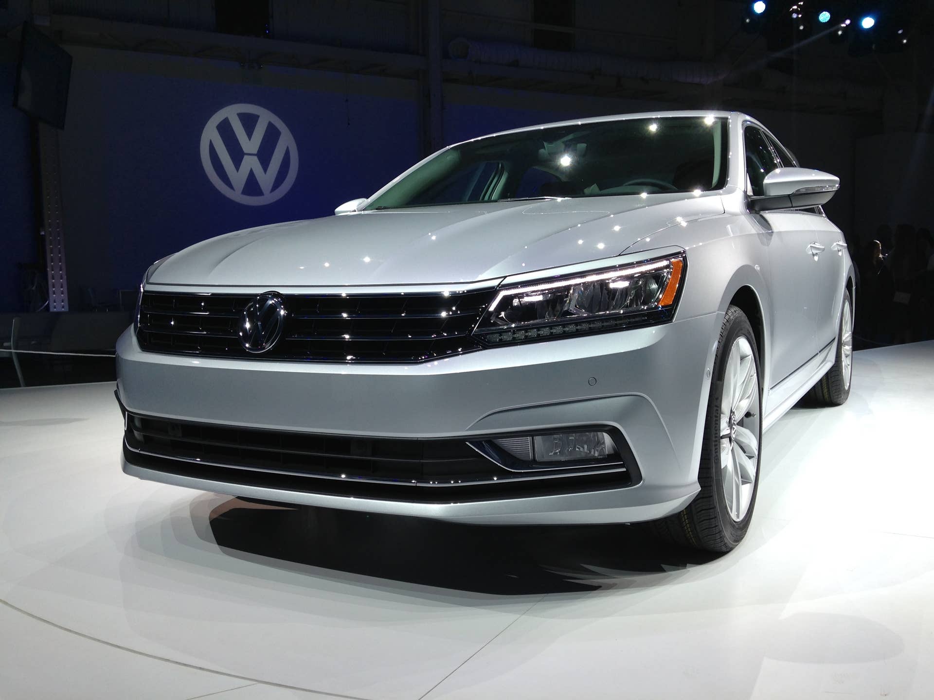 2016 volkswagen passat front side vw logo