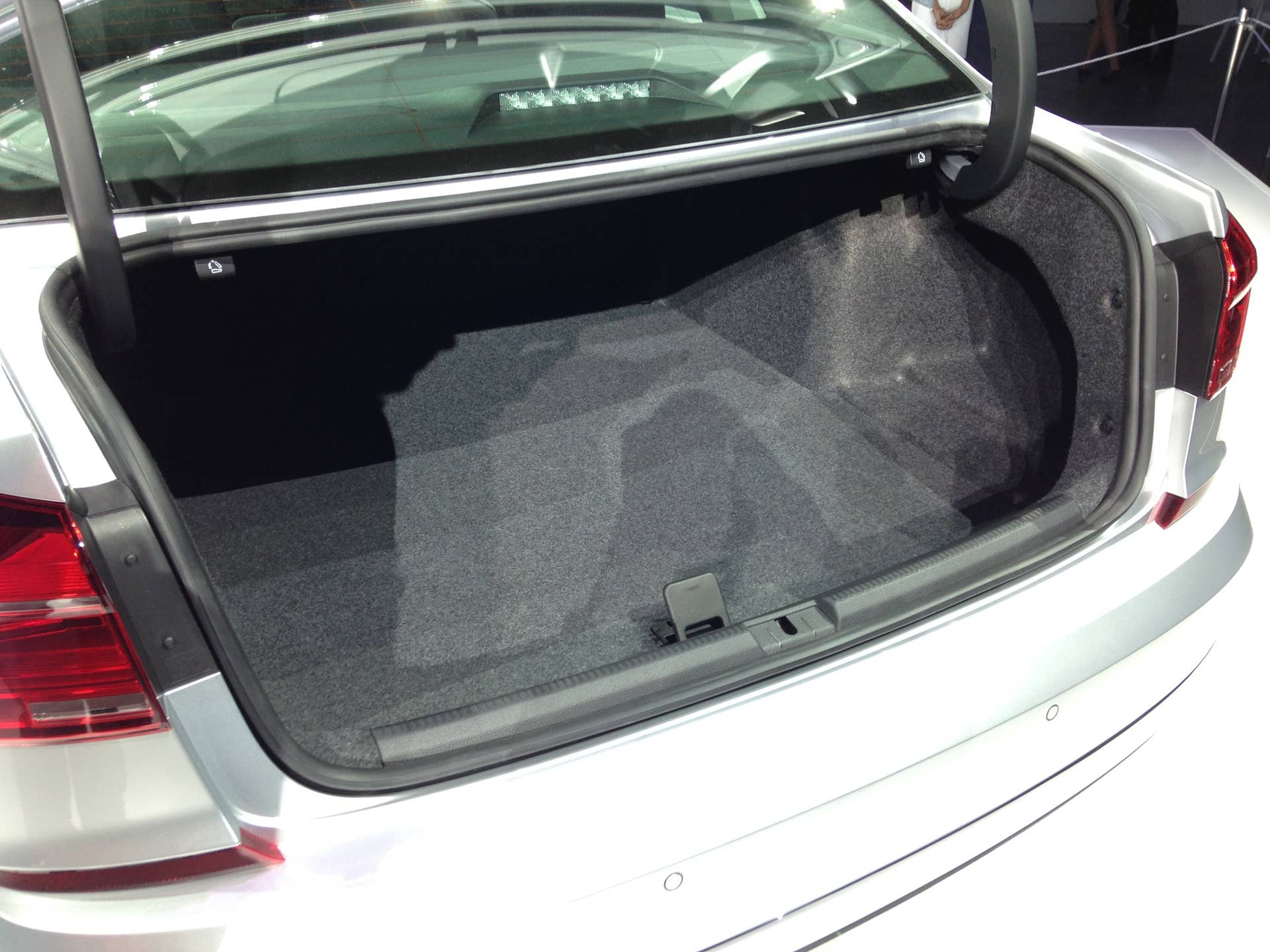 2016 vw passat trunk