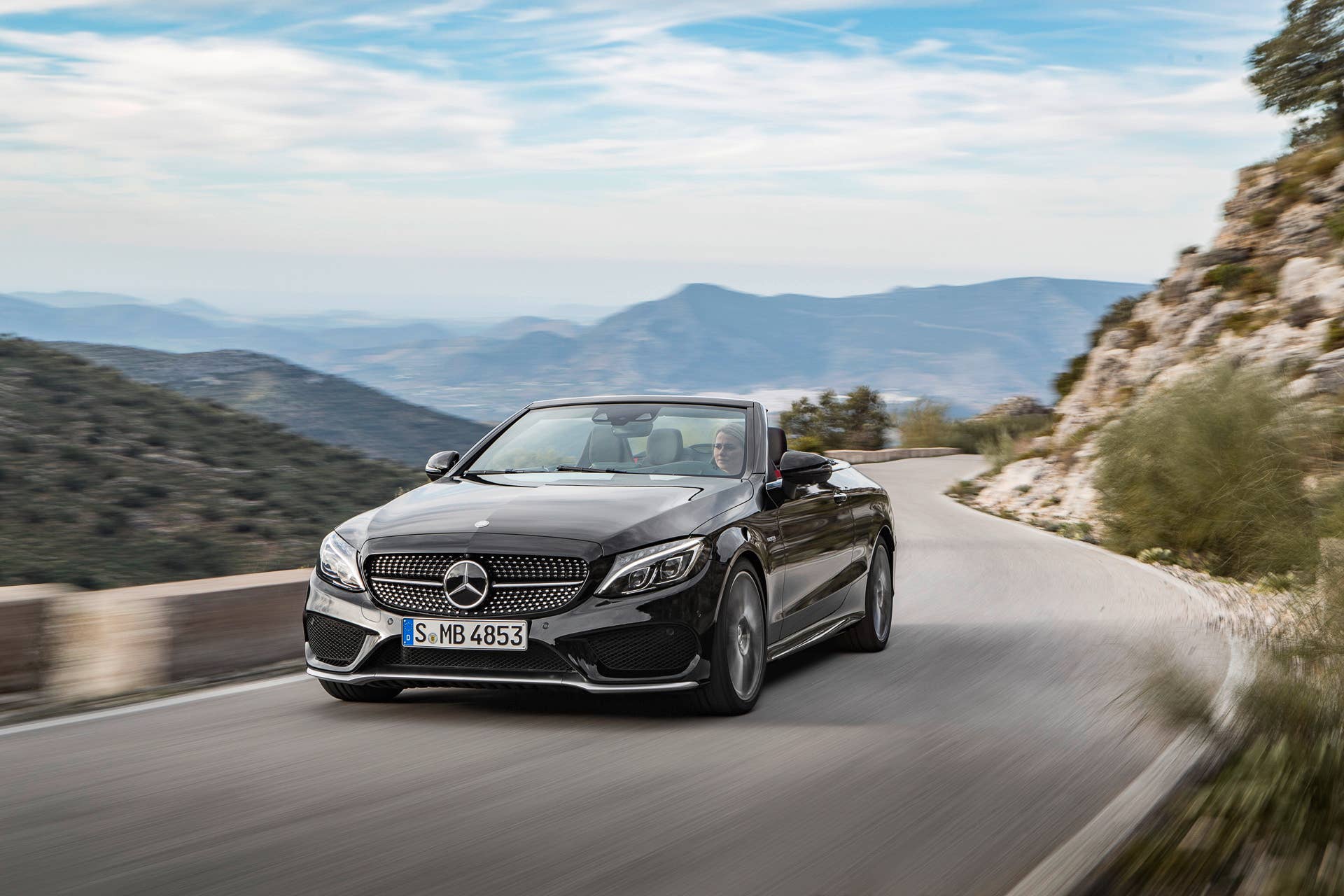 C 43 4MATIC Cabriolet; Exterieur: Obsidianschwarz; Interieur: Leder schwarz, Kraftstoffverbrauch (l/100 km) innerorts/auÃerorts/kombiniert: 11,0/6,7/8,3 CO2-Emissionen kombiniert: 190 g/km Exterior: obsidian black; interior: leather black, Fuel consumption (l/100 km) urban/ex urban/combined: 11.0/6.7/8.3 combined CO2 emissions: 190 g/km