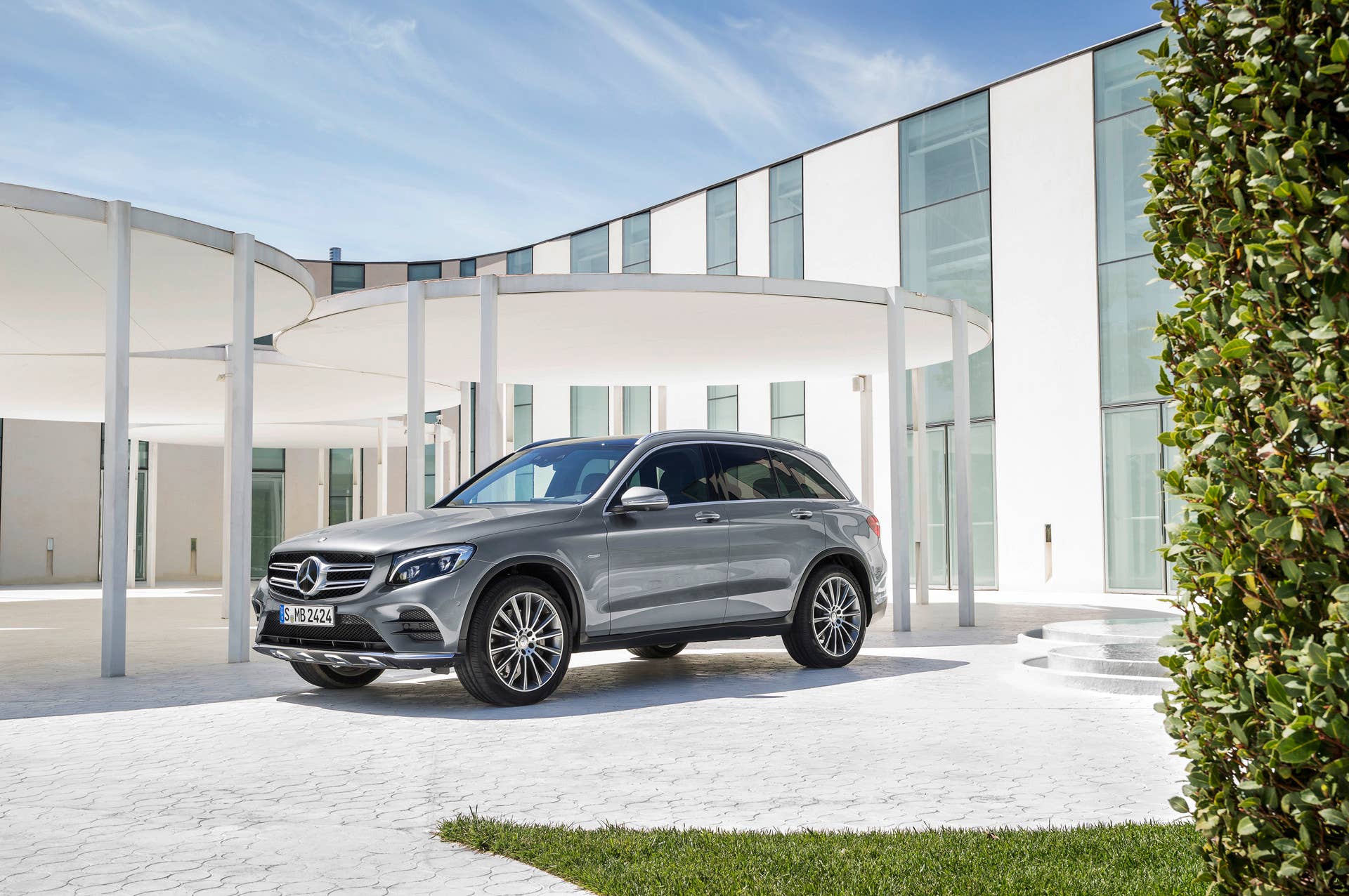 glc parked mercedes 2016 front