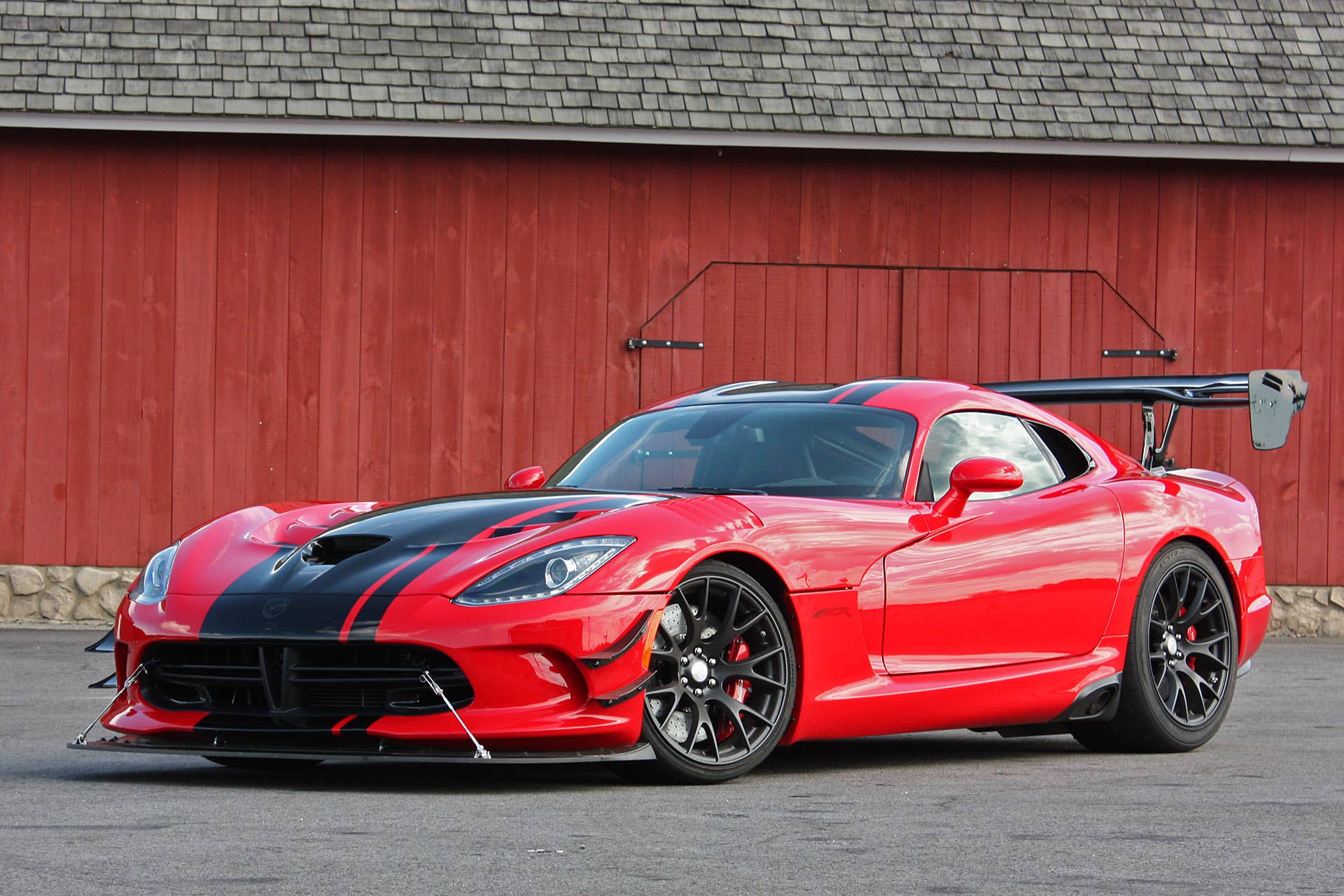 2016 Dodge Viper ACR front 3/4 view