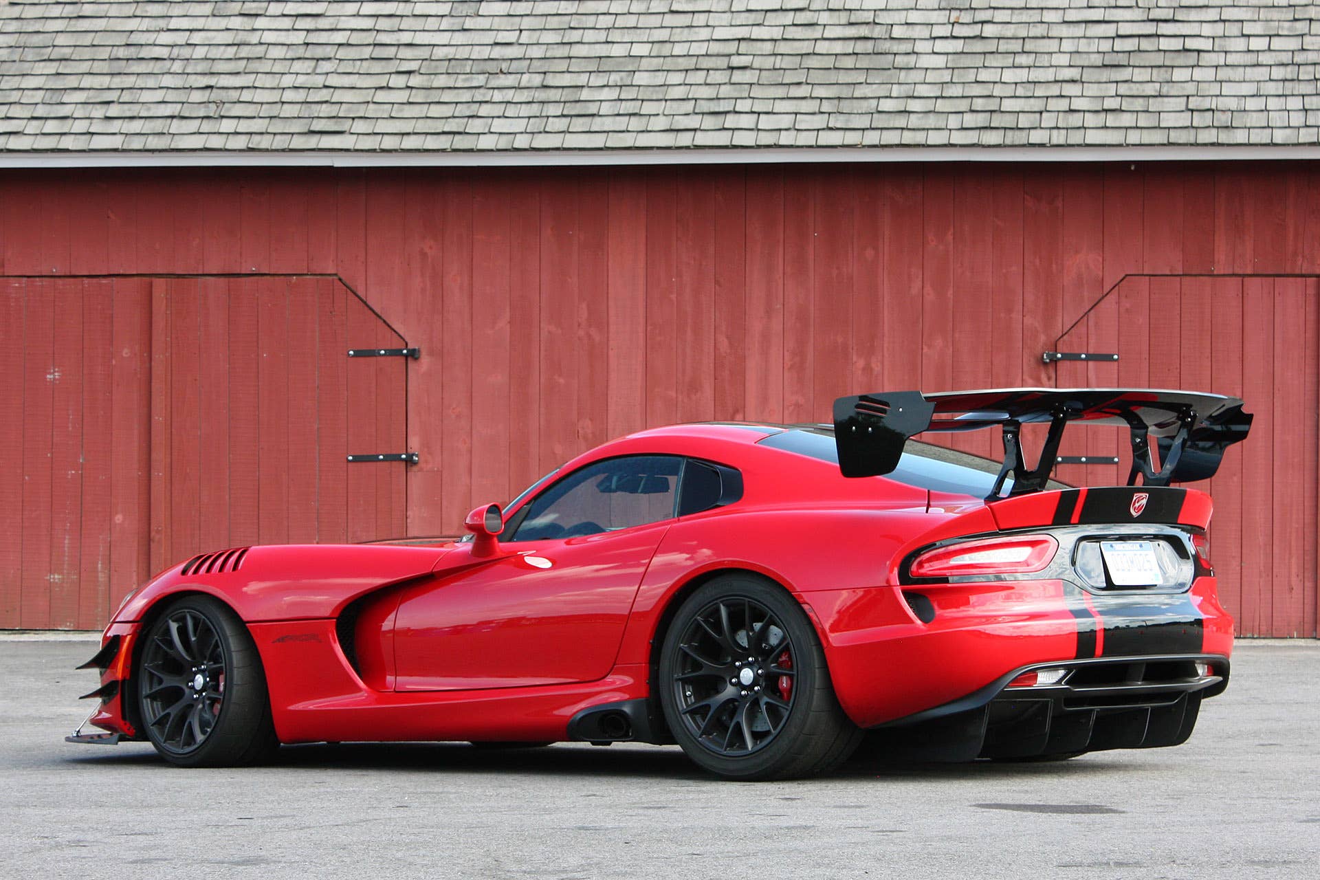 2016 Dodge Viper ACR rear 3/4 view