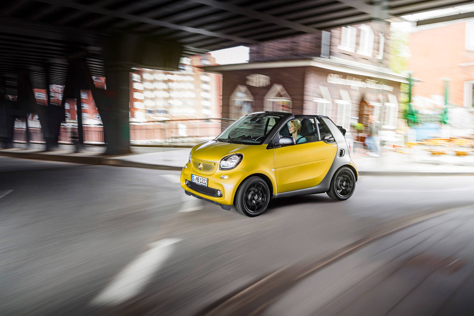 The 2016 Smart Fortwo Cabriolet, front three-quarter dynamic.