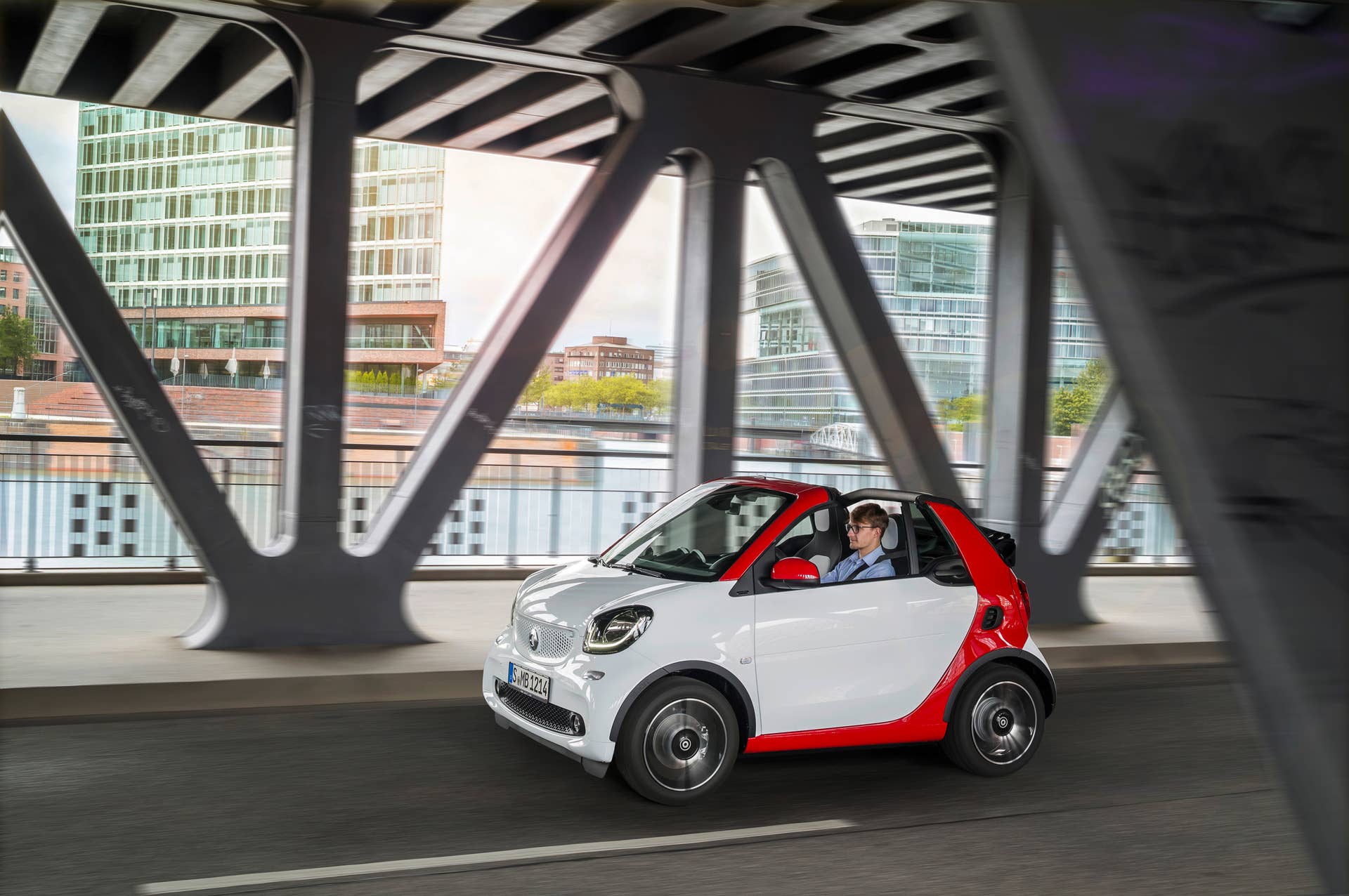 The 2016 Smart Fortwo Cabriolet, pure trim, front three-quarter dynamic.