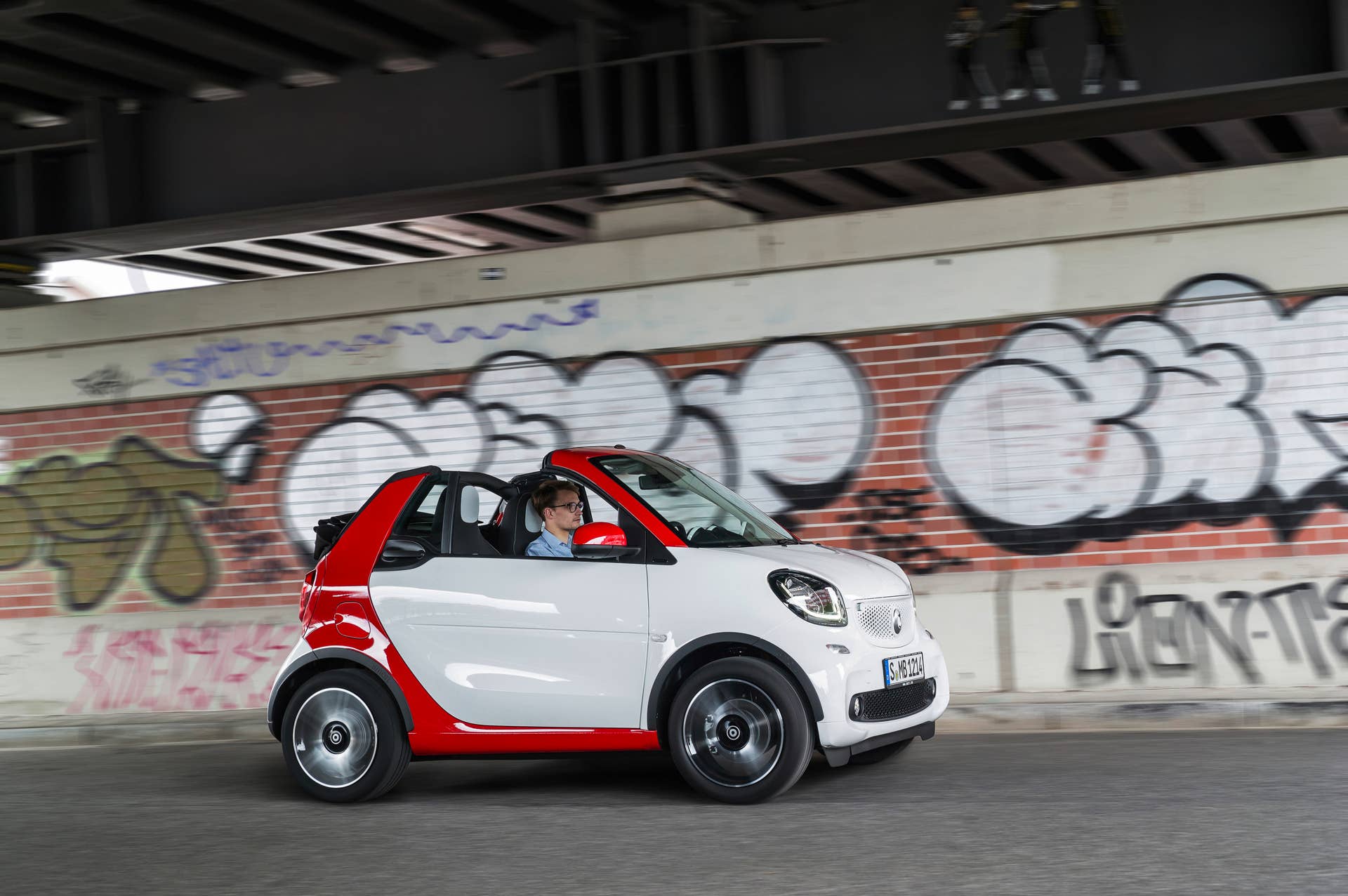 The 2016 Smart Fortwo Cabriolet, pure trim, front three-quarter dynamic.