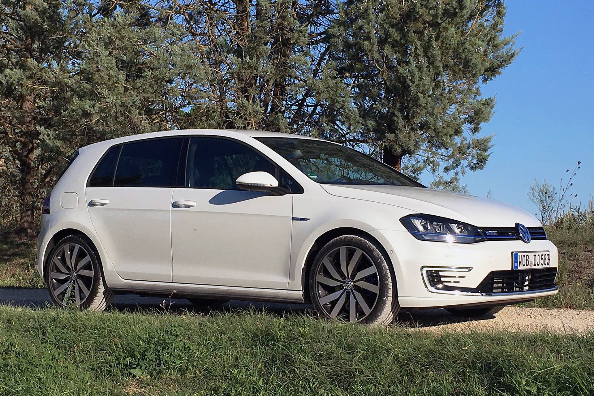 2016 Volkswagen Golf GTE front 3/4 view