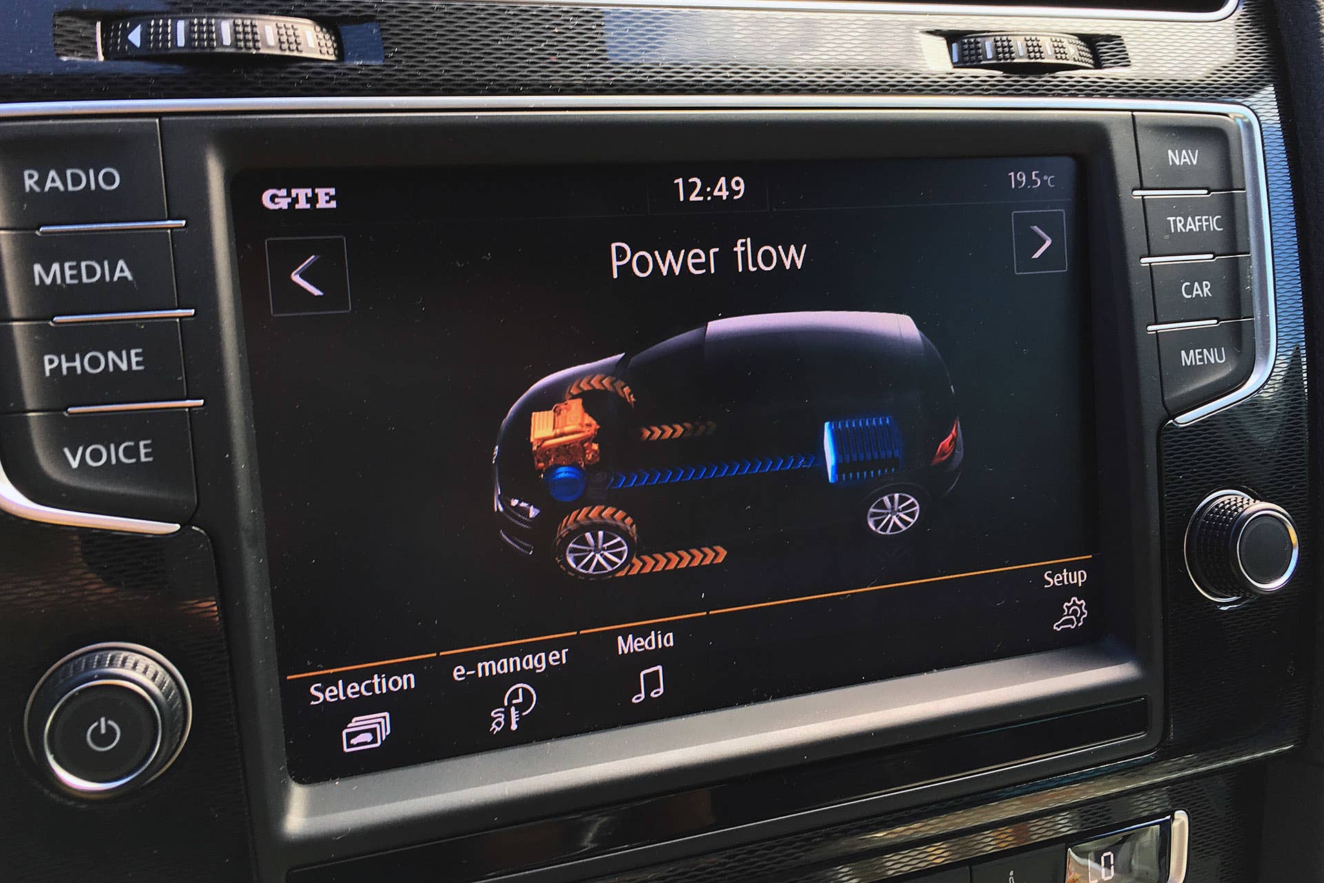 2016 Volkswagen Golf GTE power flow display