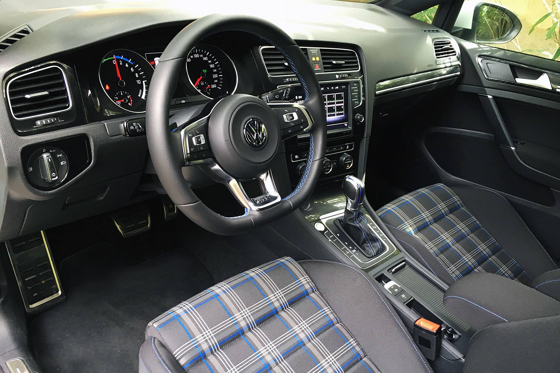2016 Volkswagen Golf GTE interior