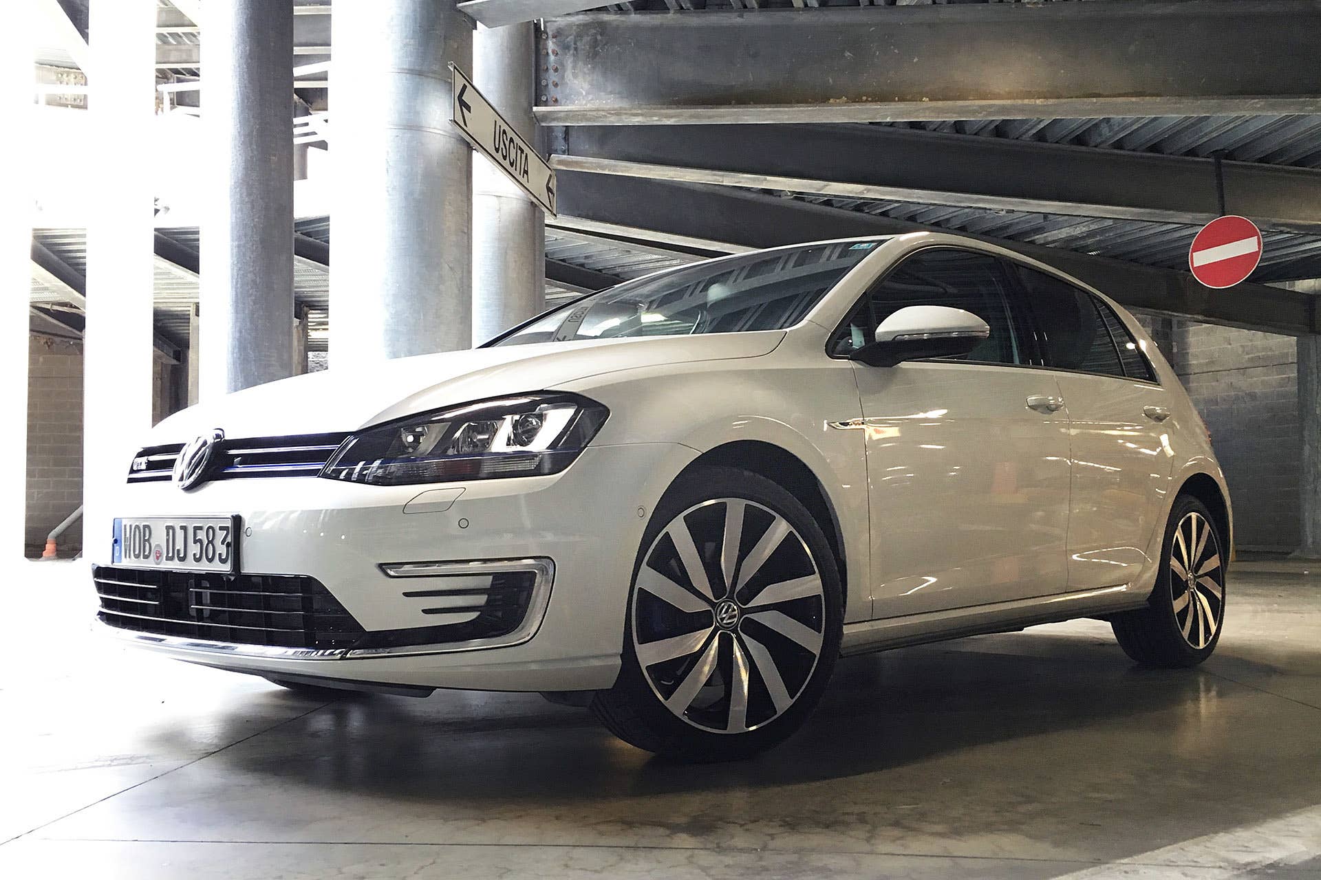 2016 Volkswagen Golf GTE front 3/4 view