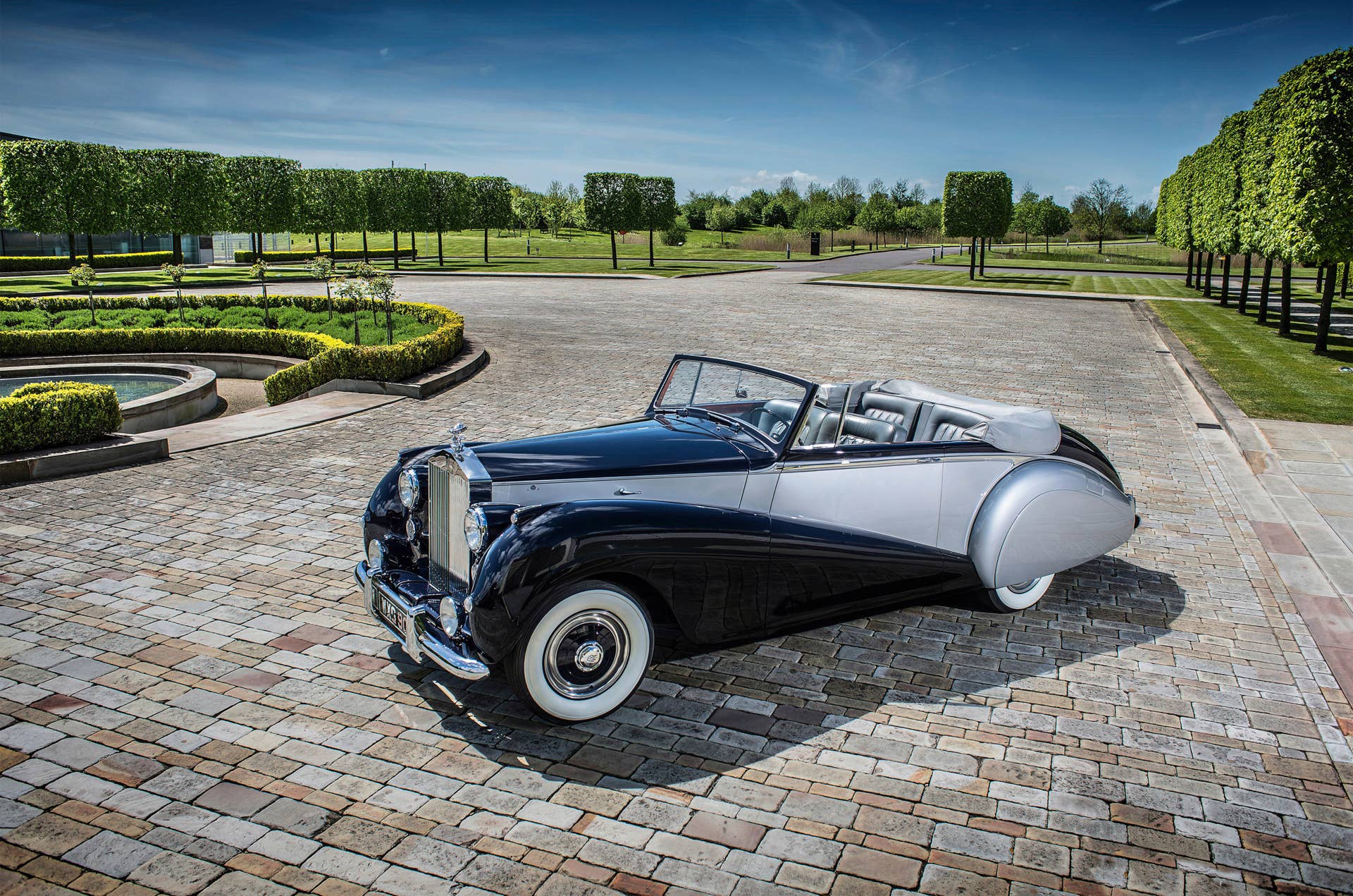 1952 Rolls-Royce Silver Dawn front 3/4