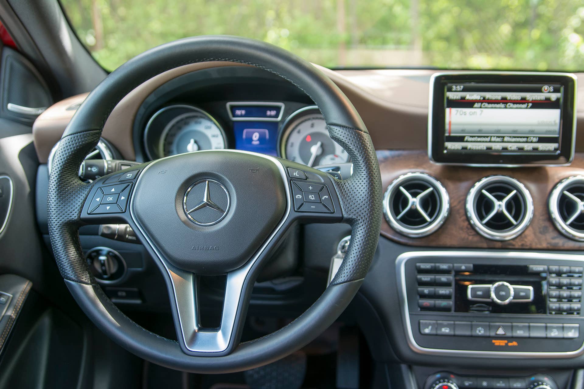 dash wood leather steering wheel display nav