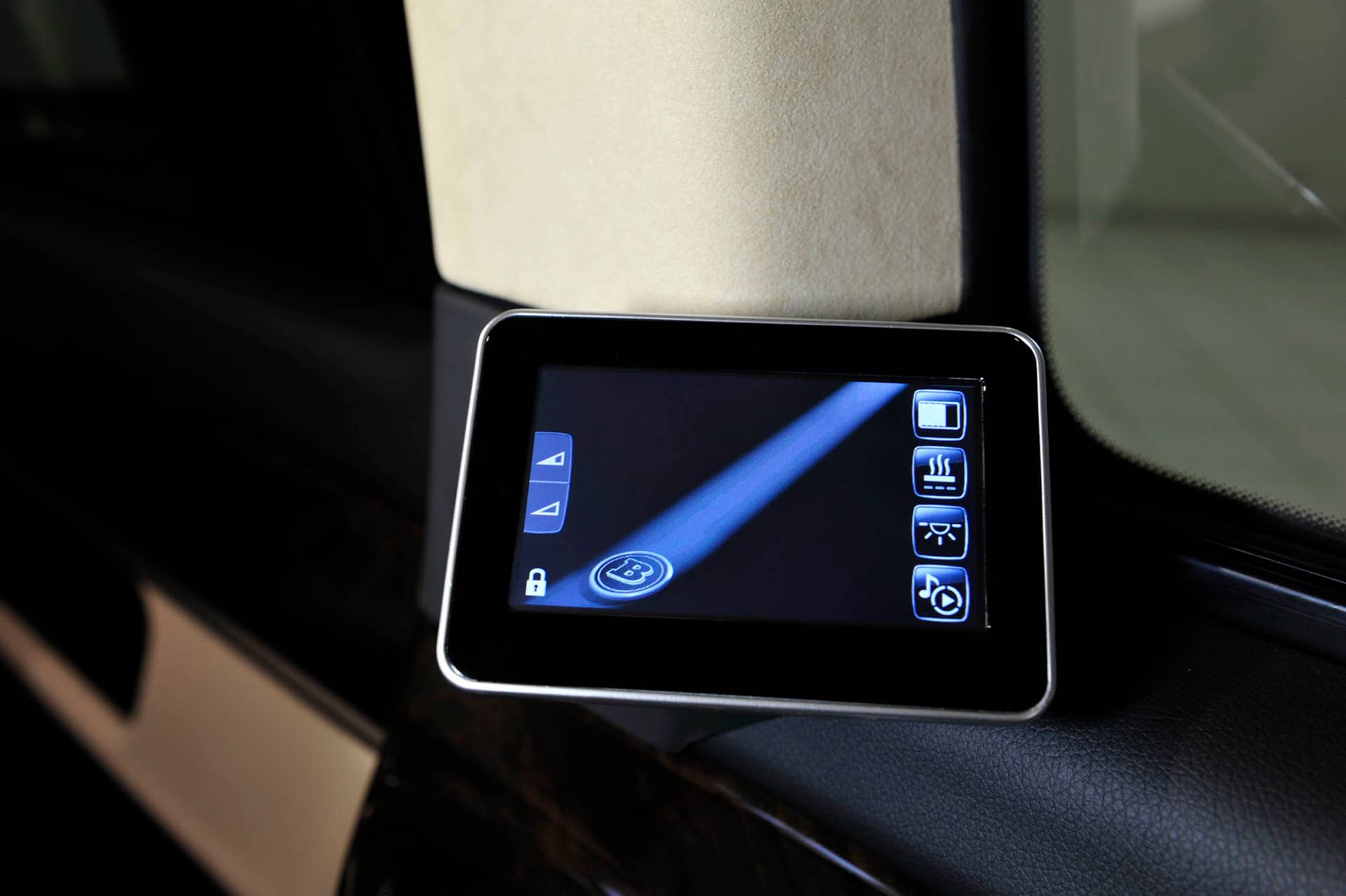 Mercedes-Benz V-Class Brabus media controller