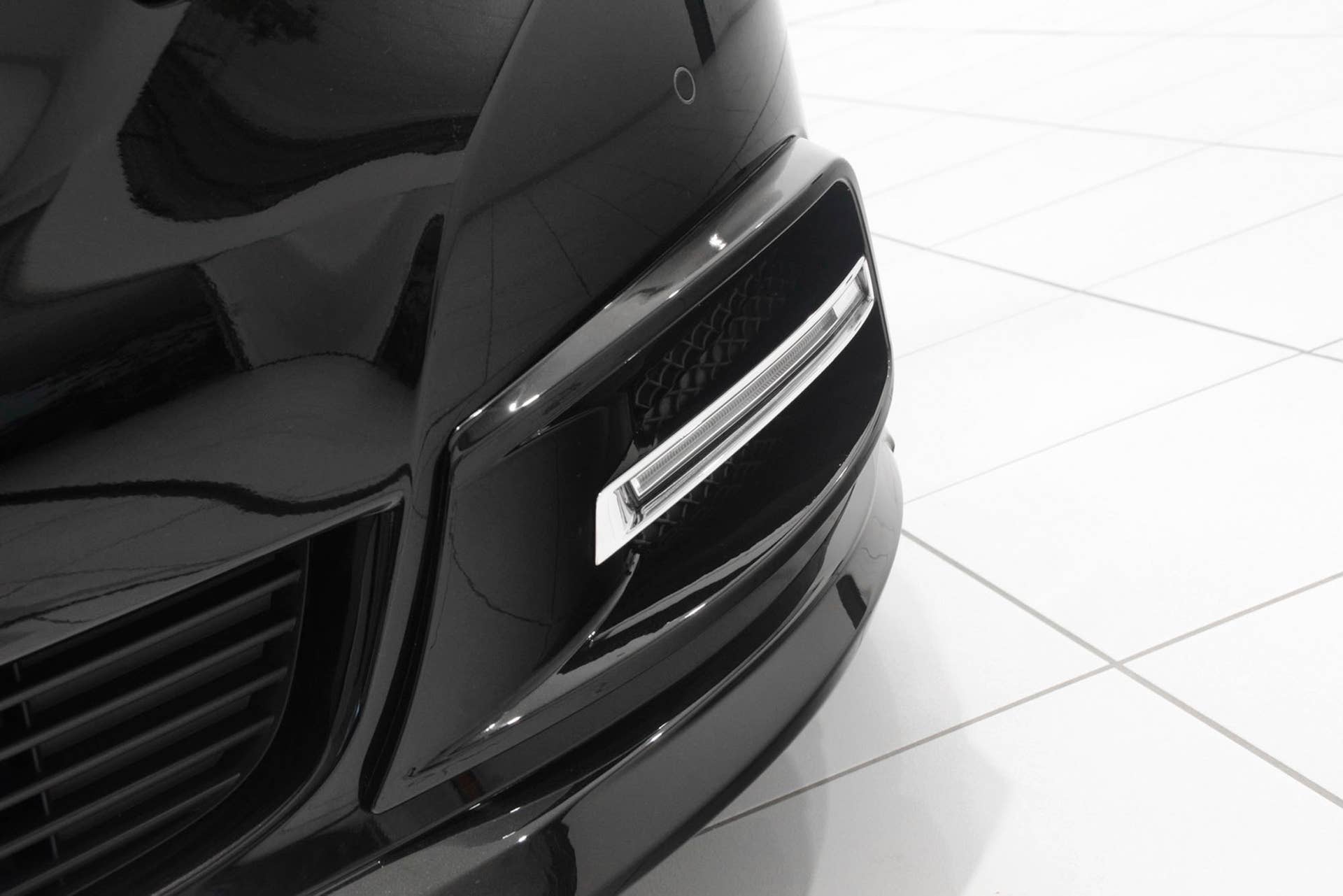 Brabus V-Class front led strip vent