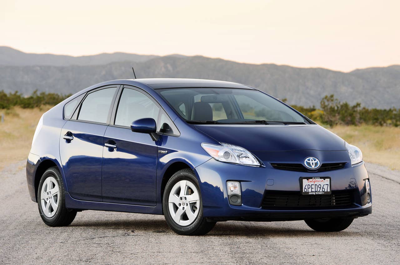 2011 Toyota Prius front 3/4 view