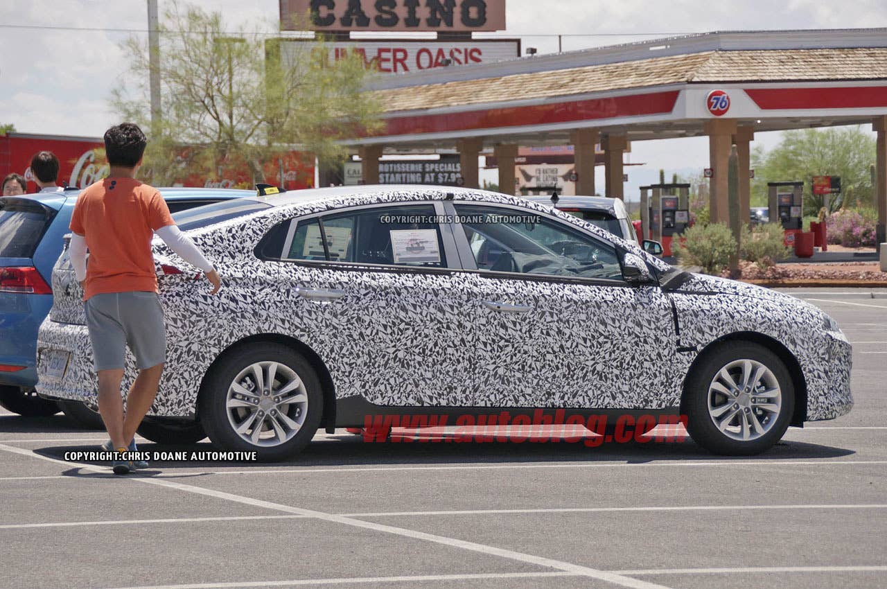 camouflaged hyundai prius-fighter spy shot testing