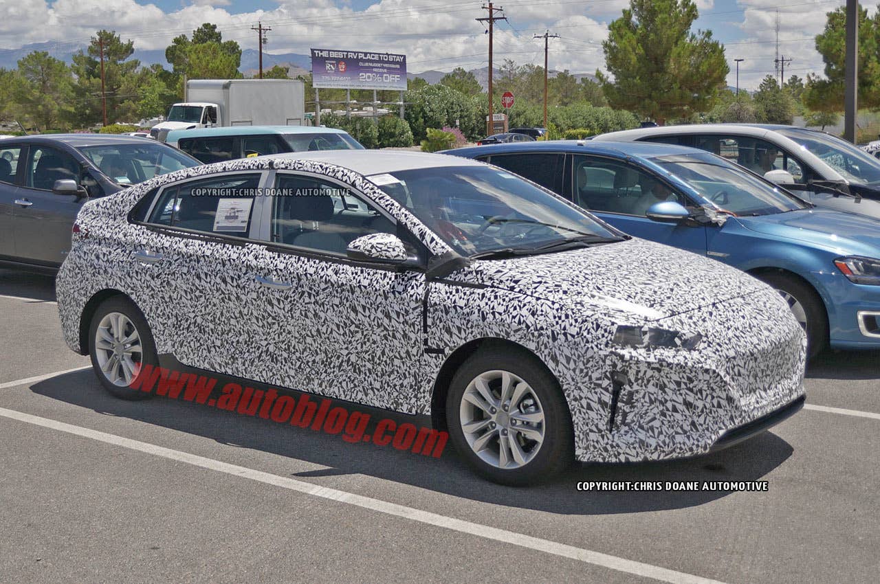 camouflaged hyundai prius-fighter spy shot