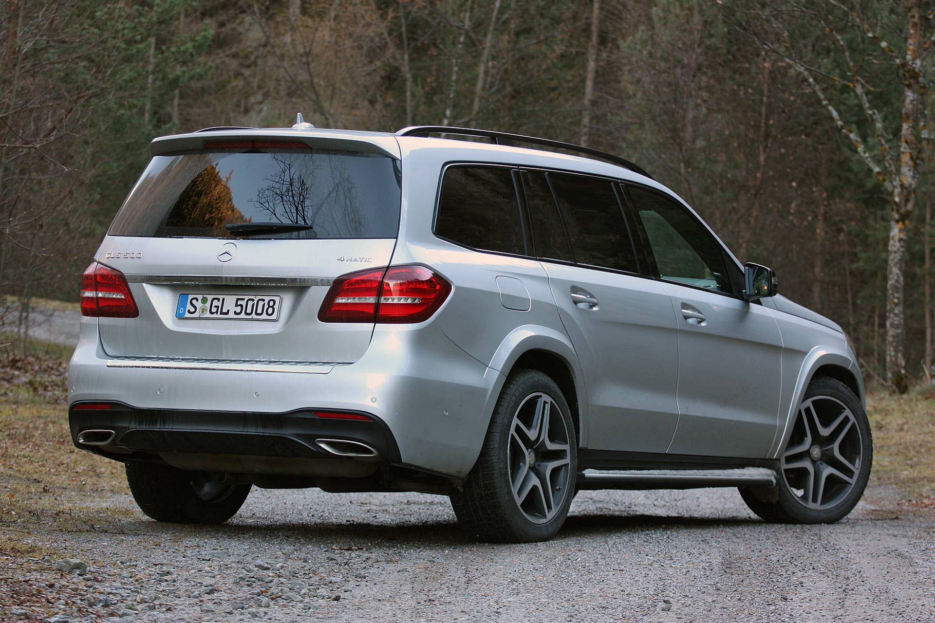 2017 Mercedes-Benz GLS-Class rear 3/4 view