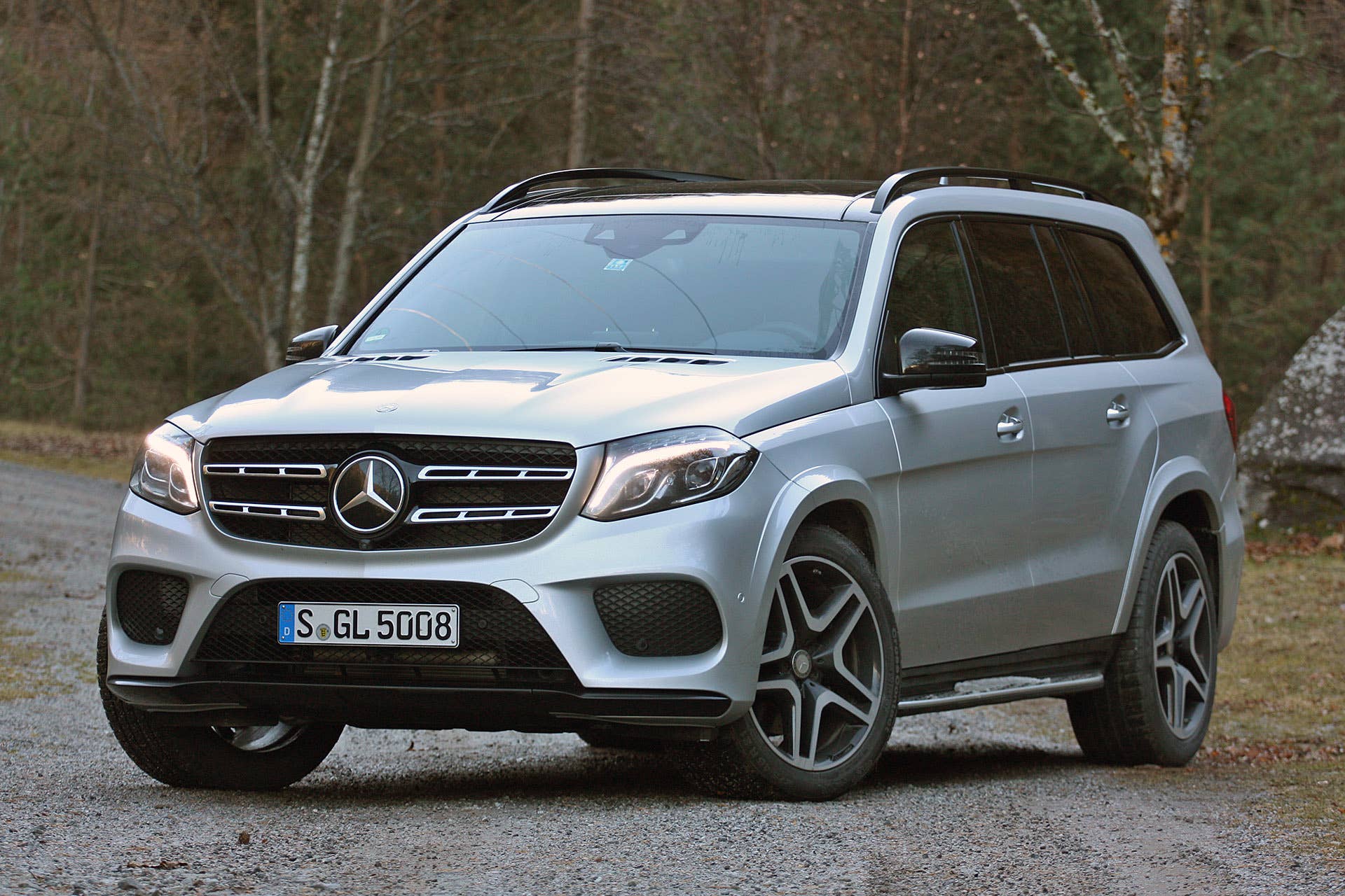 2017 Mercedes-Benz GLS-Class front 3/4 view