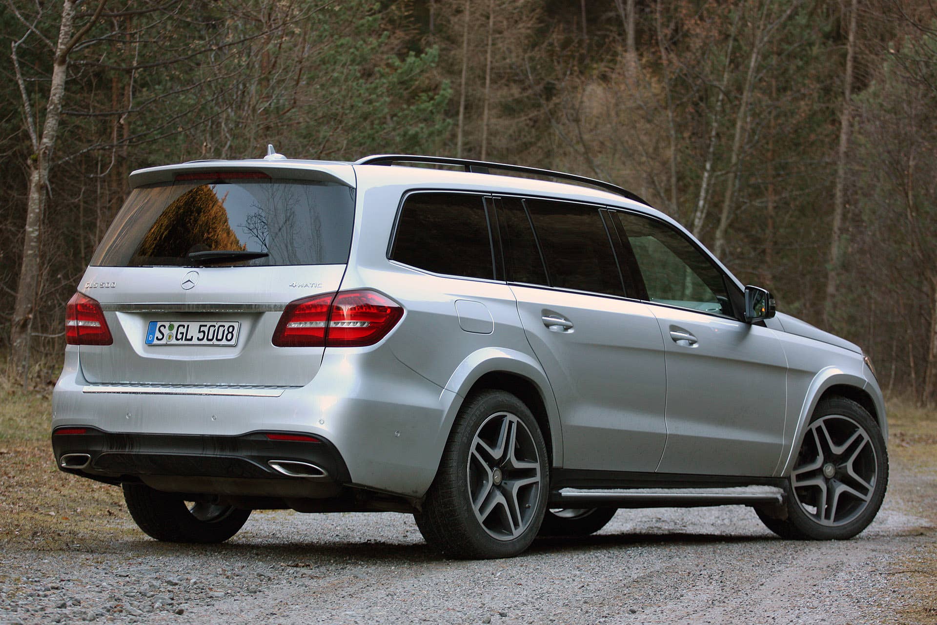 2017 Mercedes-Benz GLS-Class rear 3/4 view