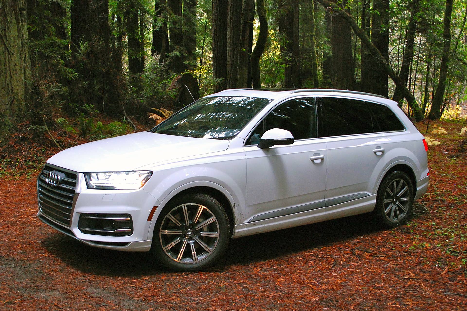 2017 Audi Q7 front 3/4 view