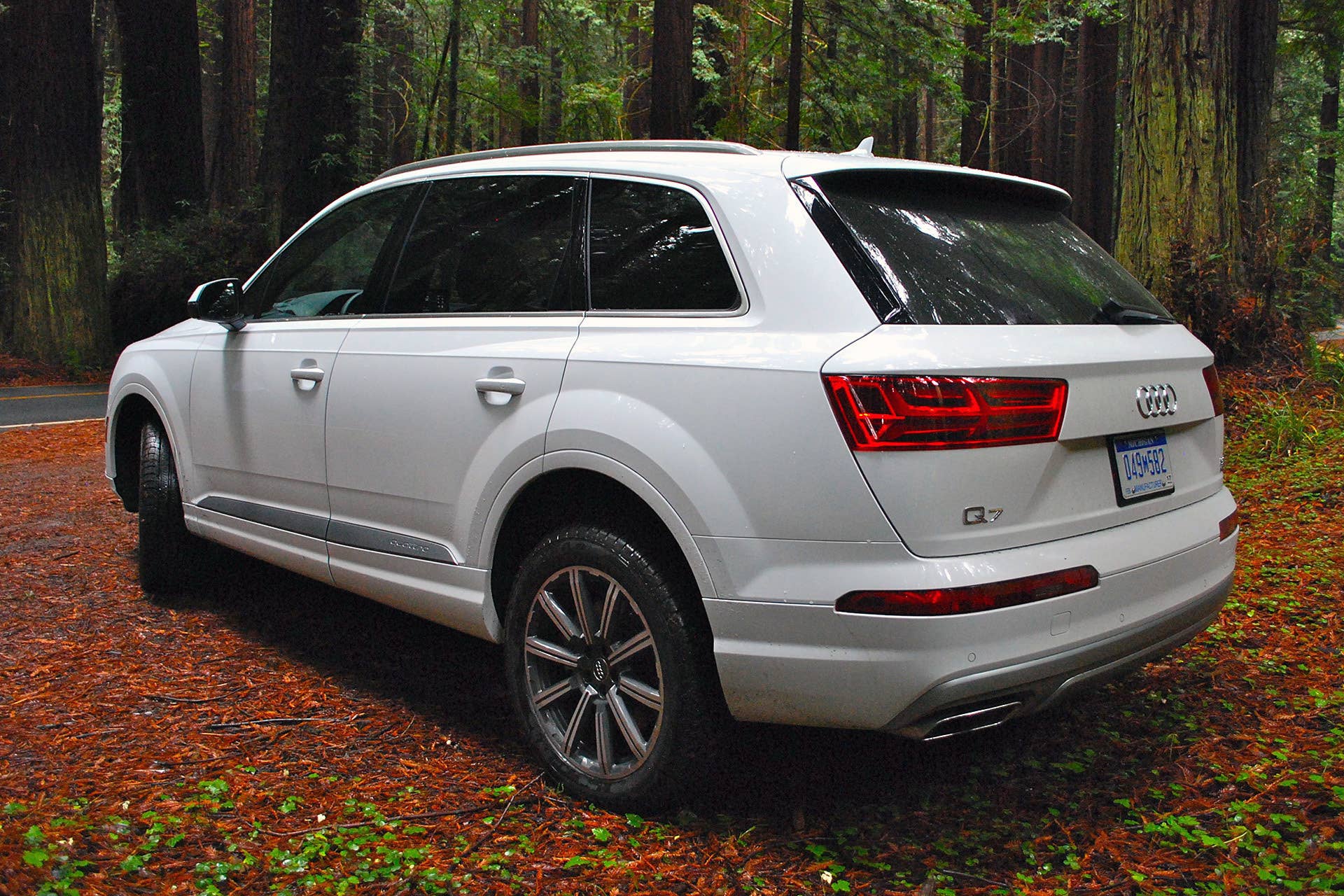 2017 Audi Q7 rear 3/4 view