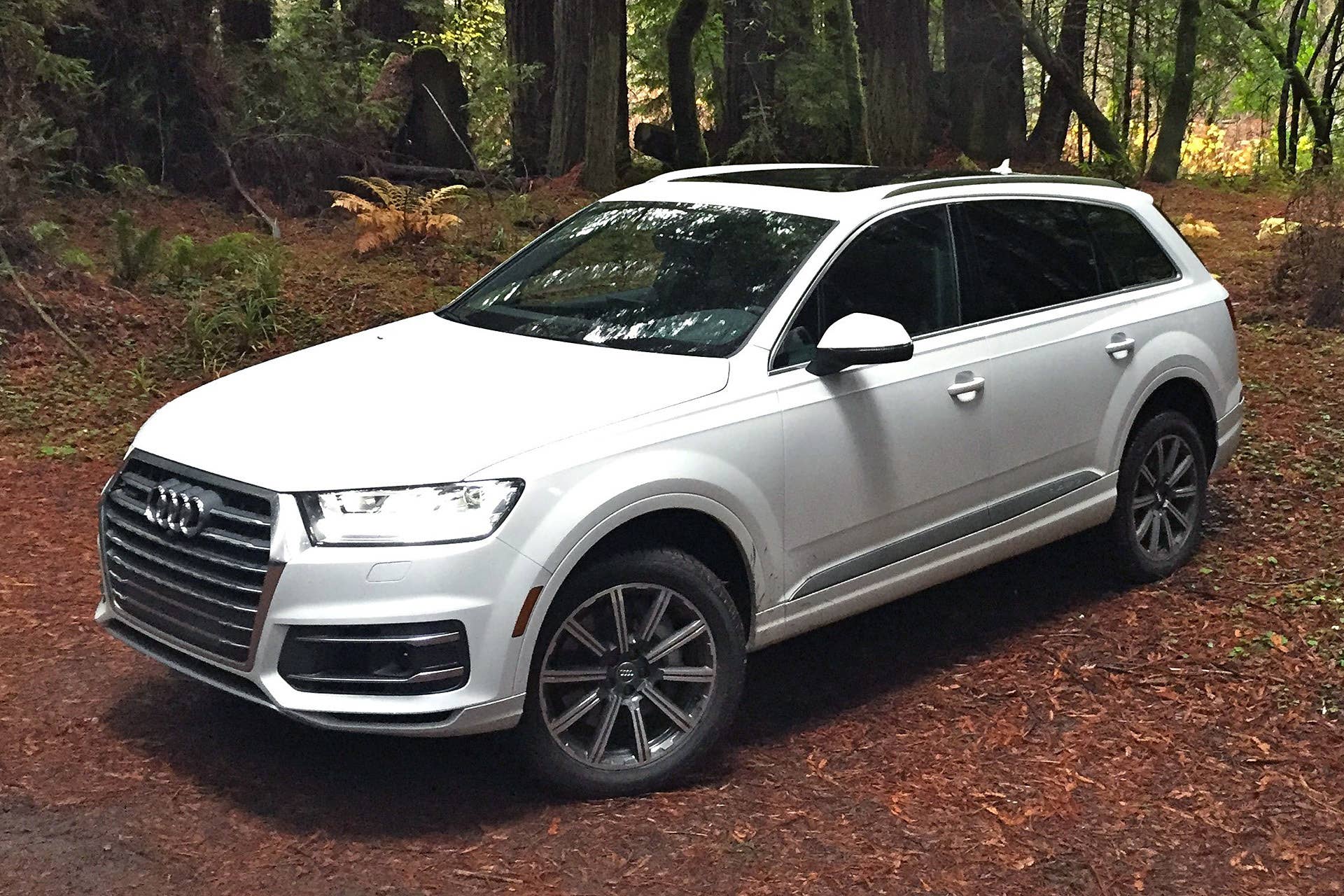 2017 Audi Q7 front 3/4 view