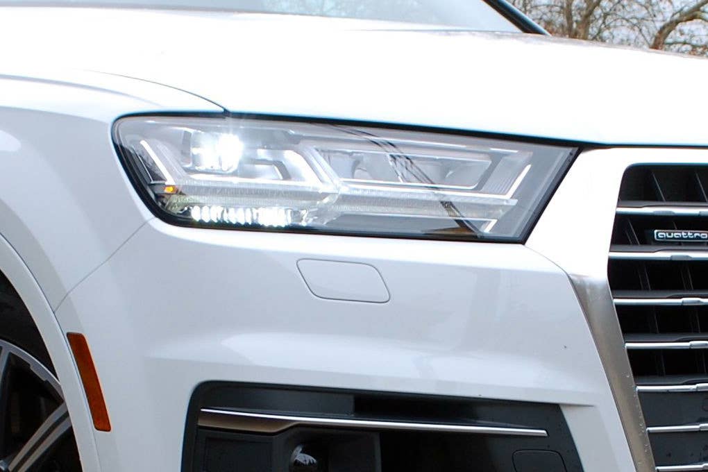 2017 Audi Q7 headlight