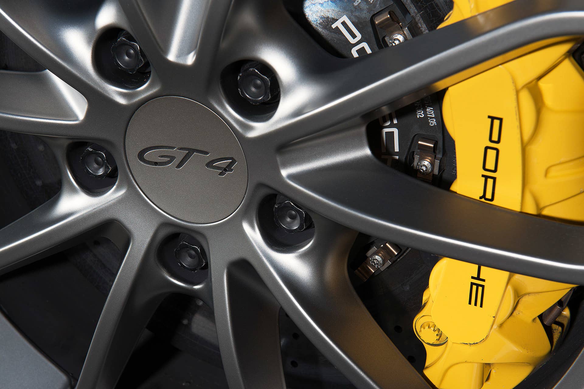 2016 Porsche Cayman GT4 wheel detail