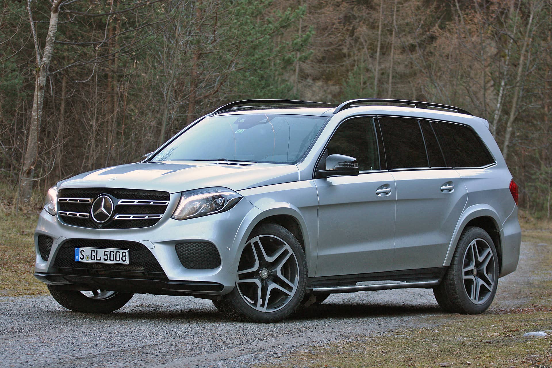 2017 Mercedes-Benz GLS-Class front 3/4 view