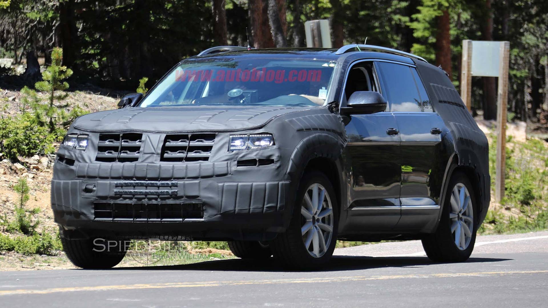 2017 Volkswagen 3-Row SUV front side 2
