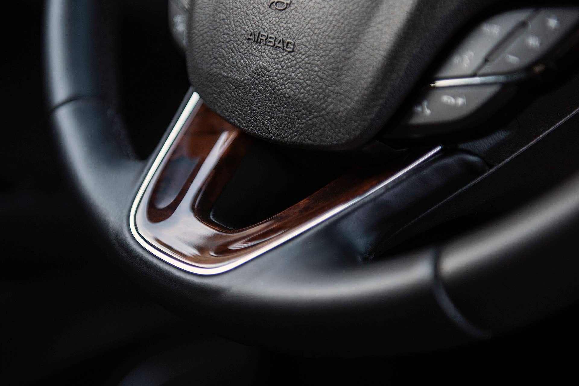 2016 Lincoln MKX steering wheel detail