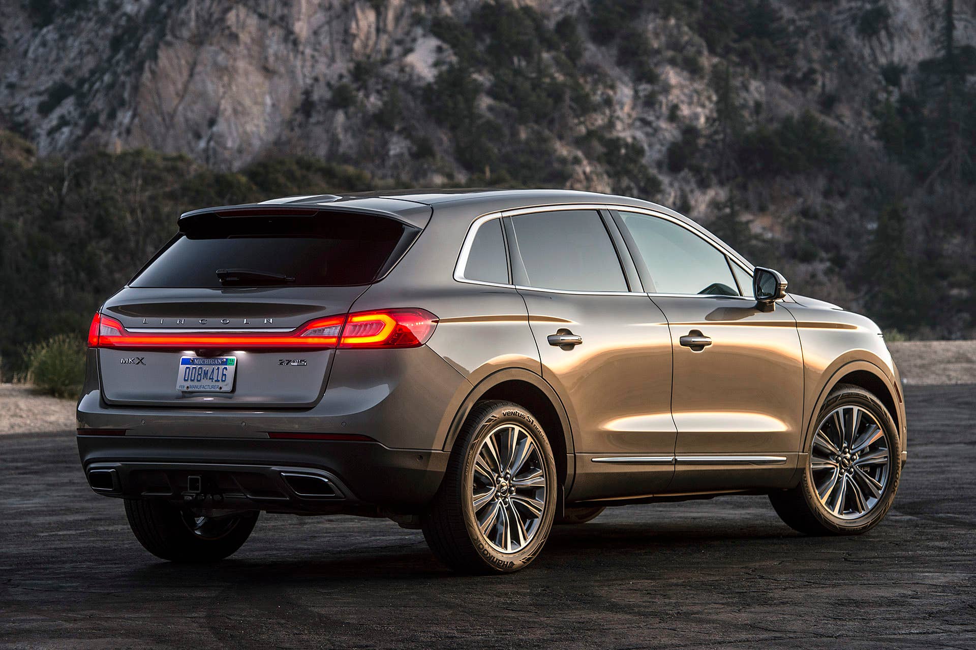 2016 Lincoln MKX rear 3/4 view