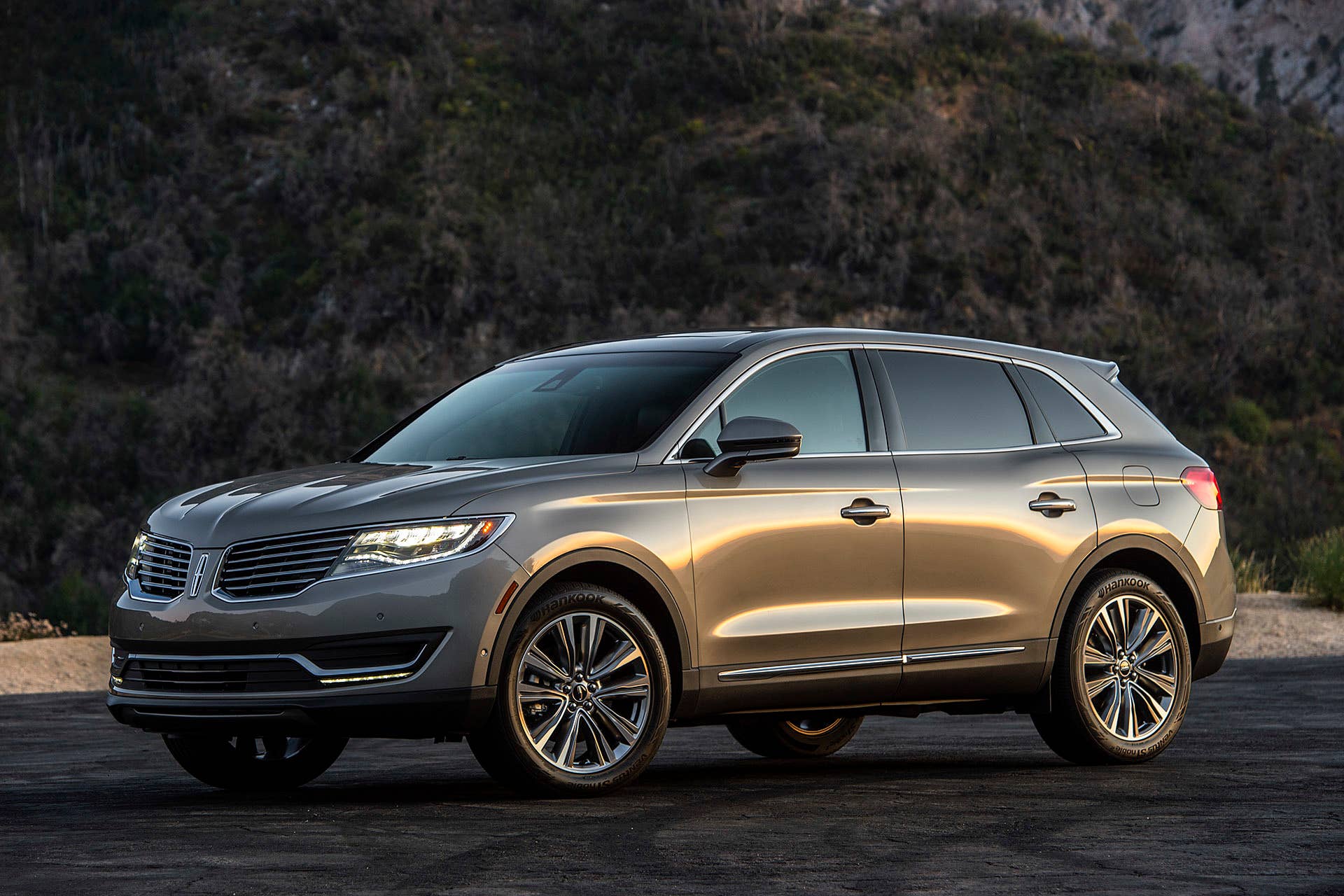 2016 Lincoln MKX front 3/4 view